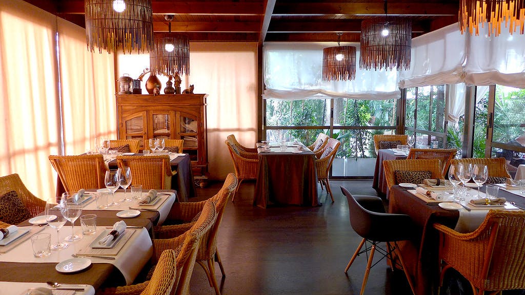 La Morera restaurant in Salou, featuring a spacious and cozy dining room.