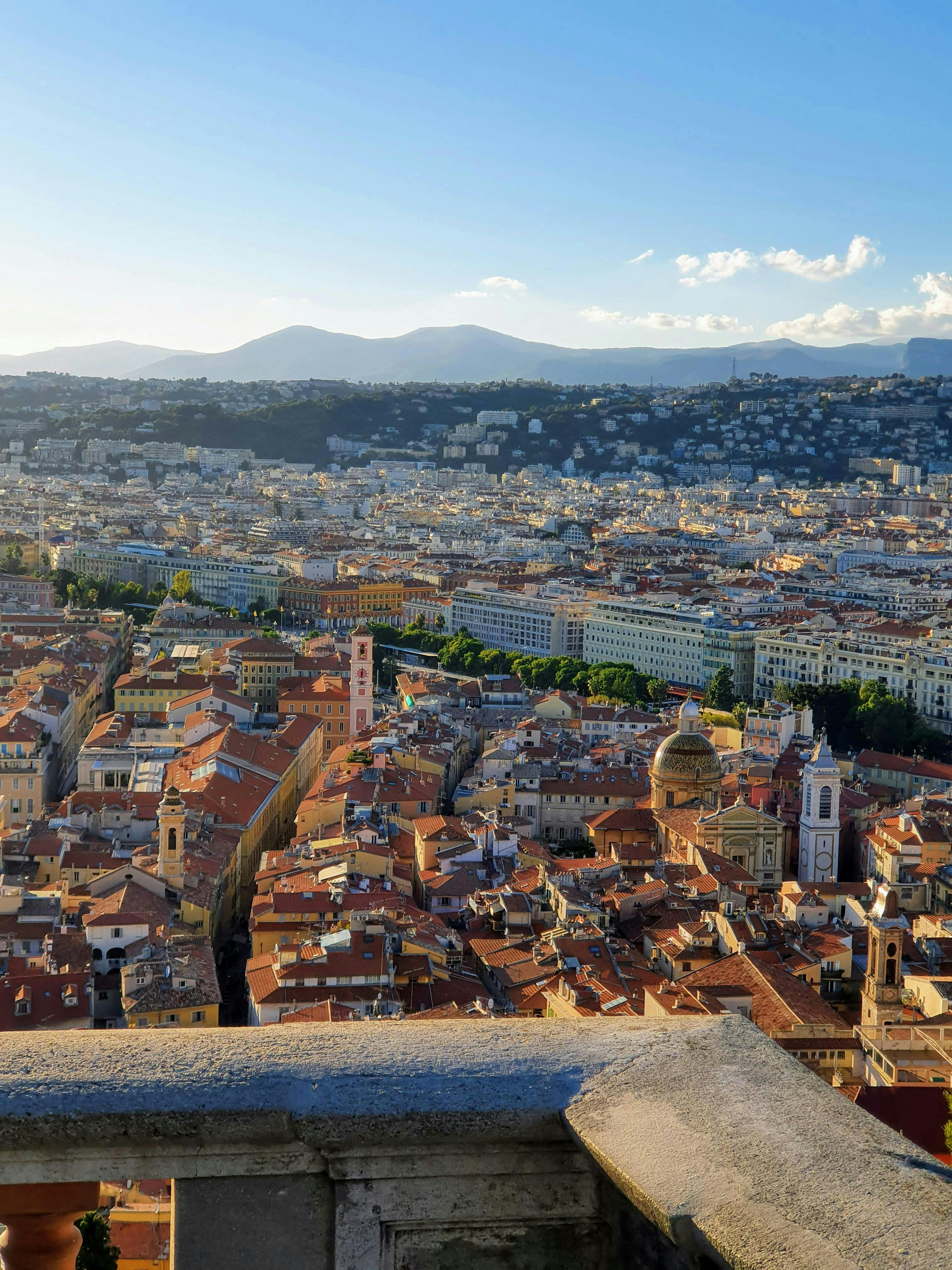 Impresionante vista aérea de Niza, Francia, desde lo alto de una torre.