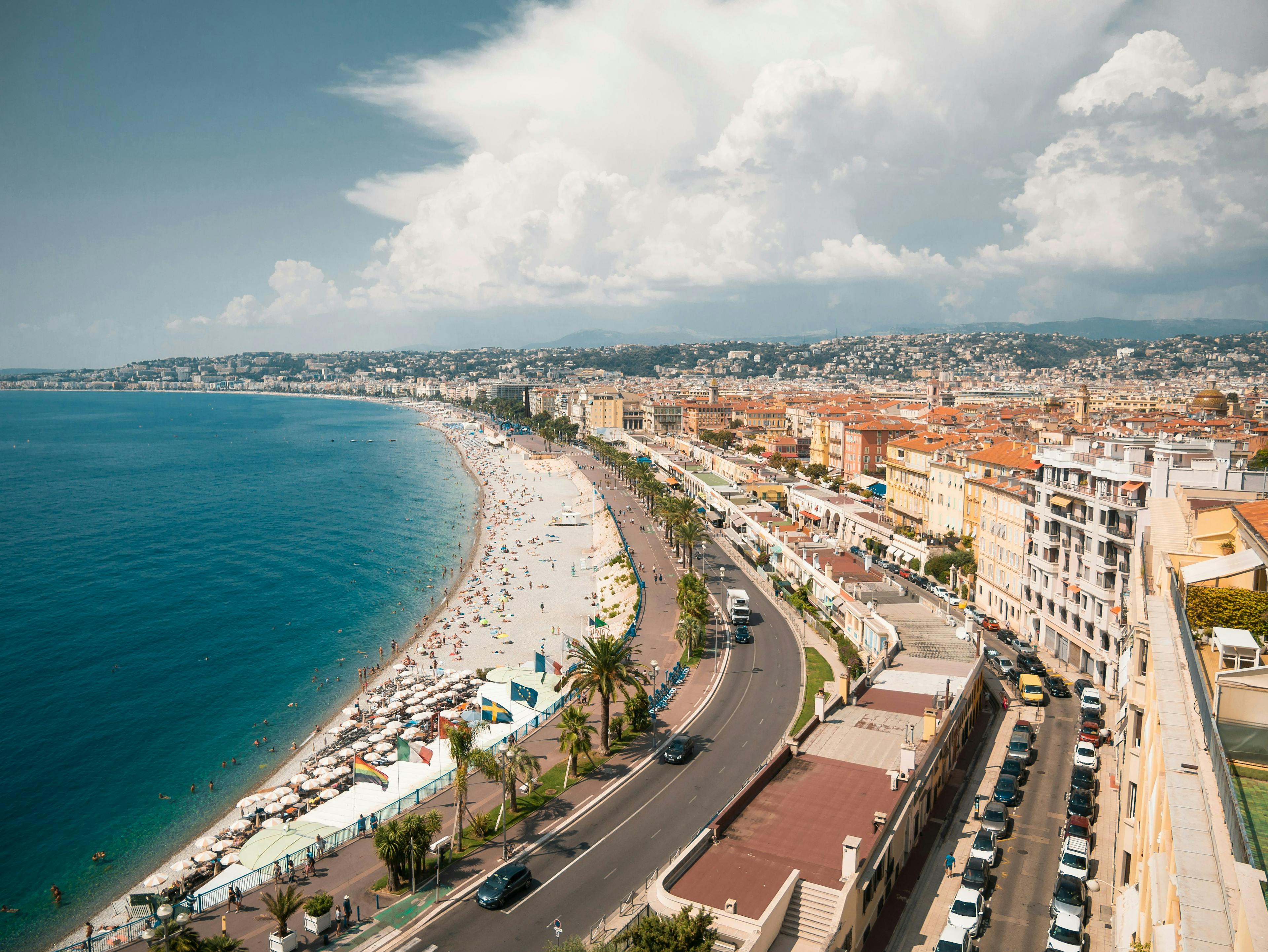 Toma aérea de la playa y el océano en Niza, Francia, desde una gran altura.