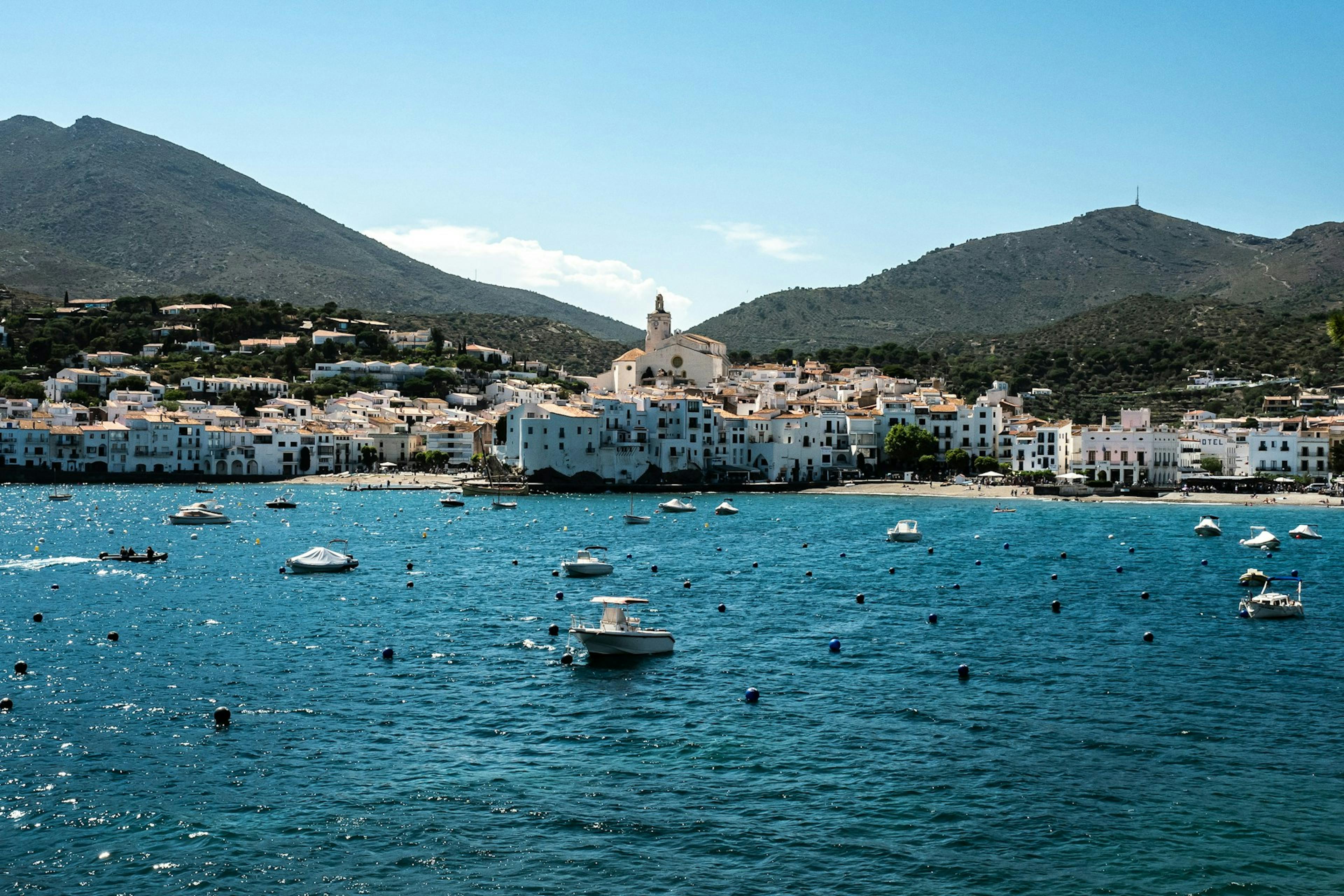 Prise de vue panoramique de Cadaqués, en Espagne, capturant l'essence de cette ville pittoresque.