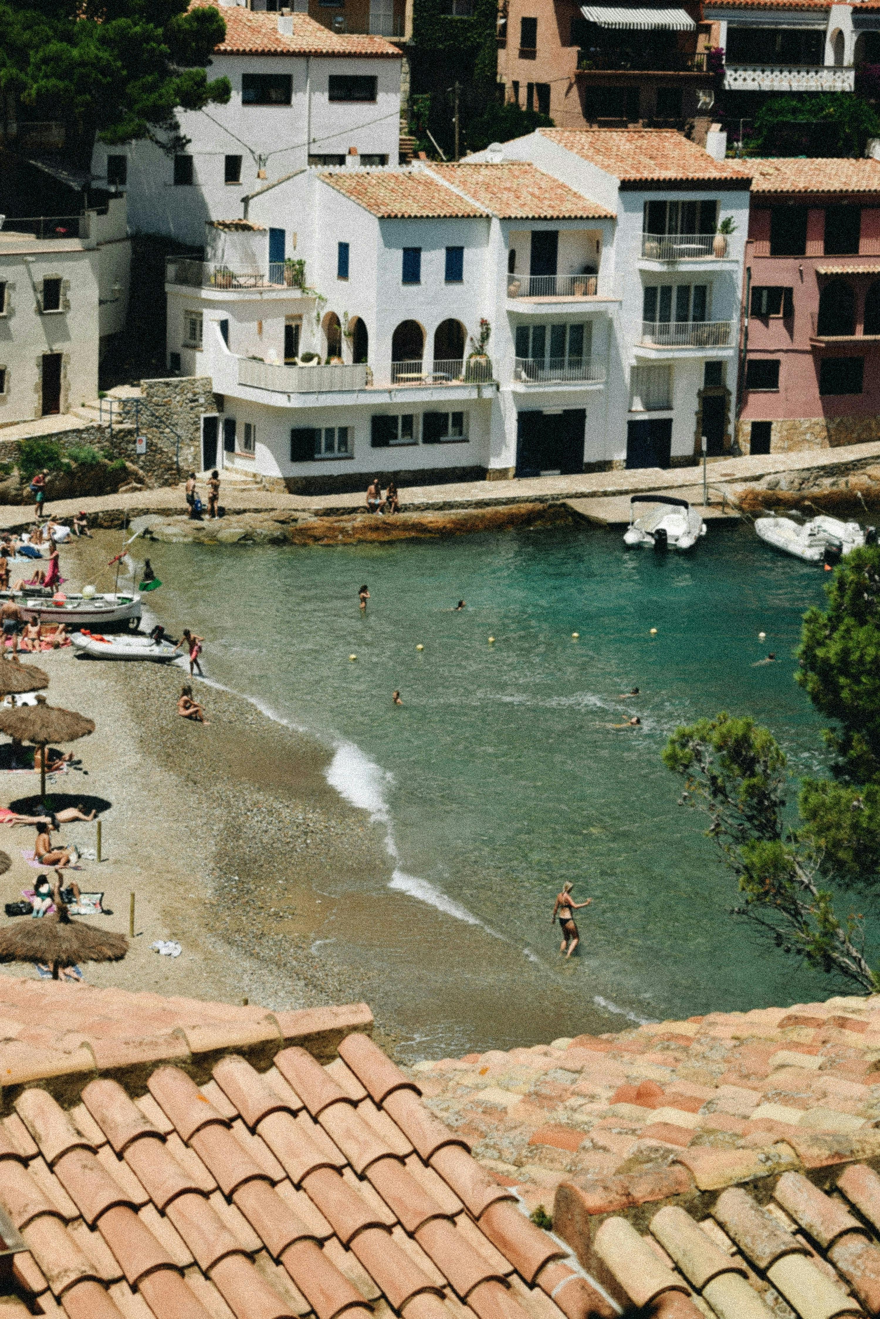 Toit rouge à Begur, Costa Brava.