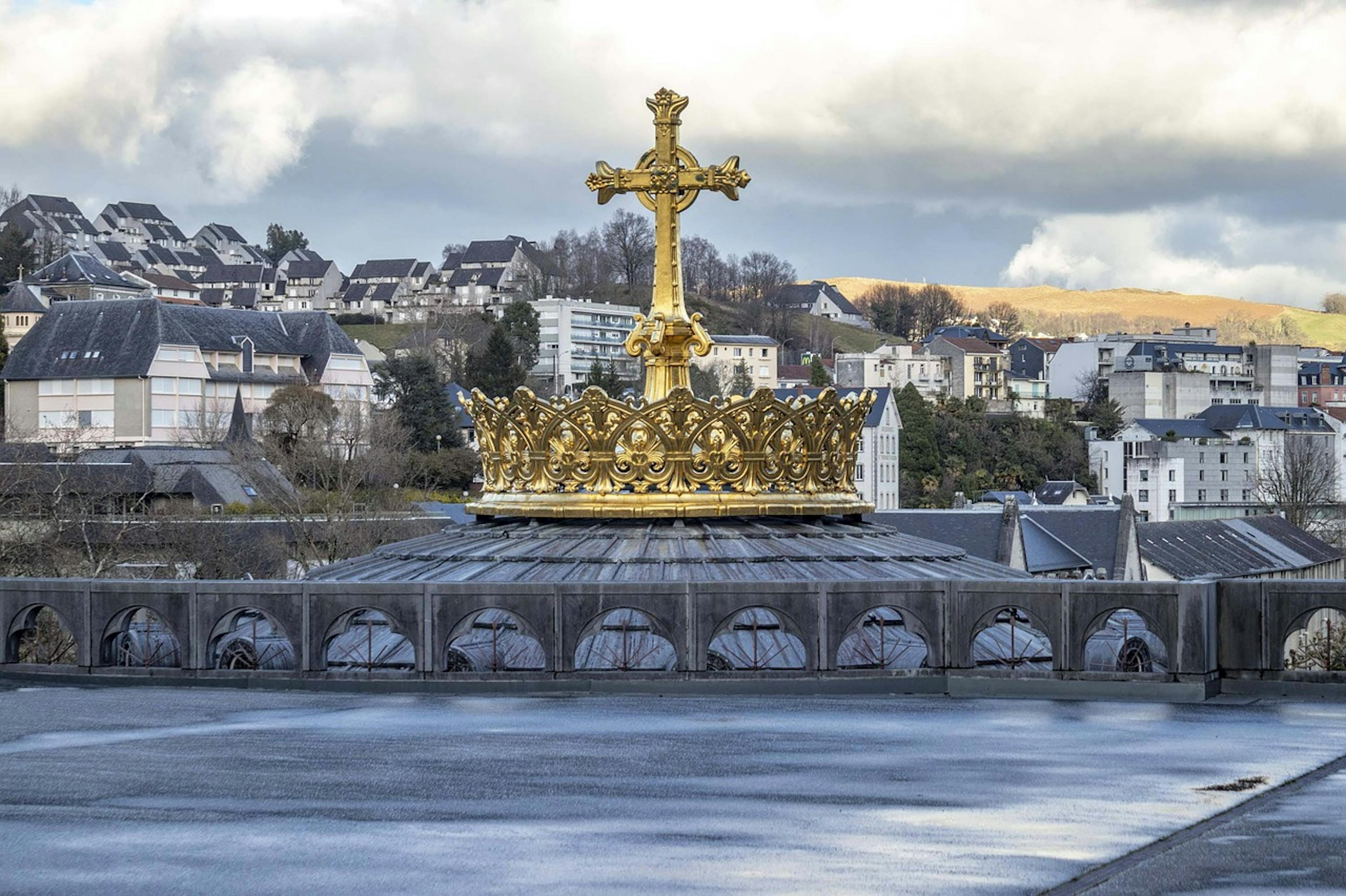 Una corona de oro encima de un edificio en Lourdes, Francia