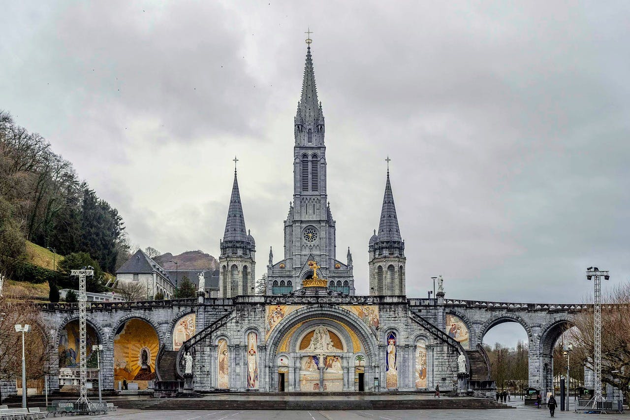 Una gran basílica con una imponente torre de reloj.