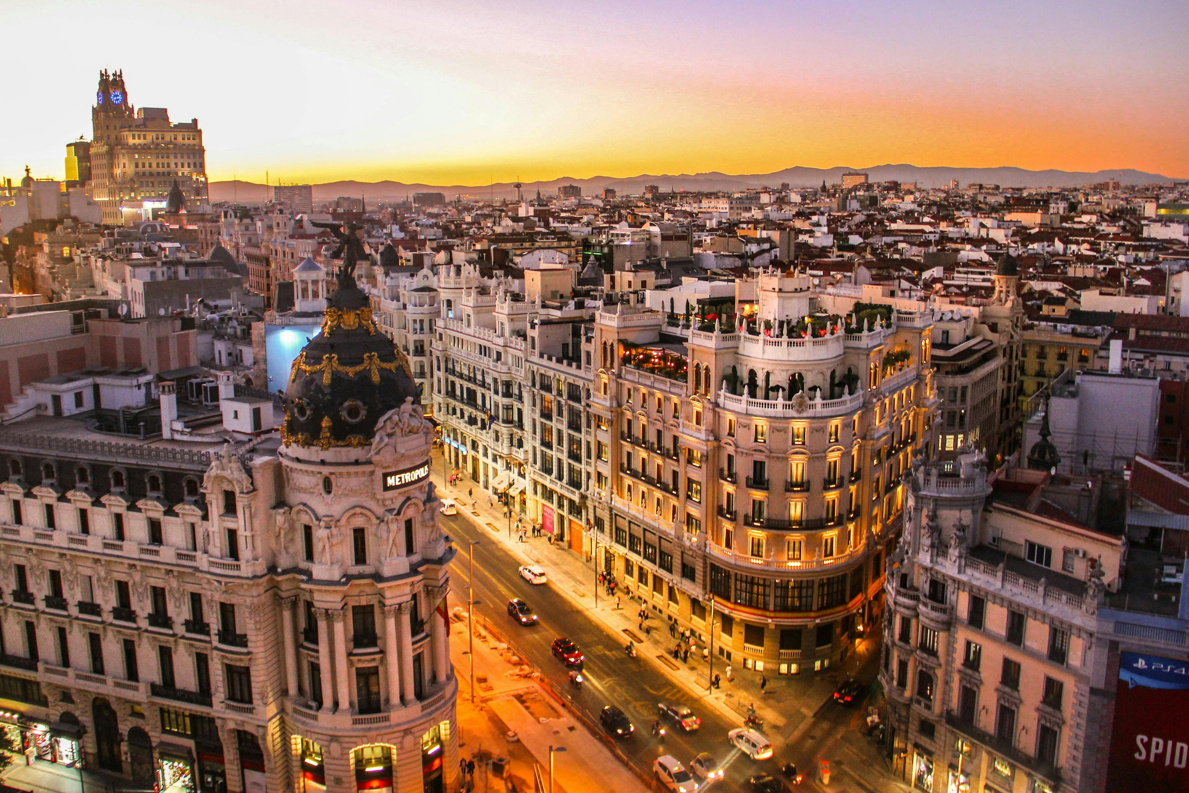 Un coucher de soleil impressionnant sur la ville de Madrid