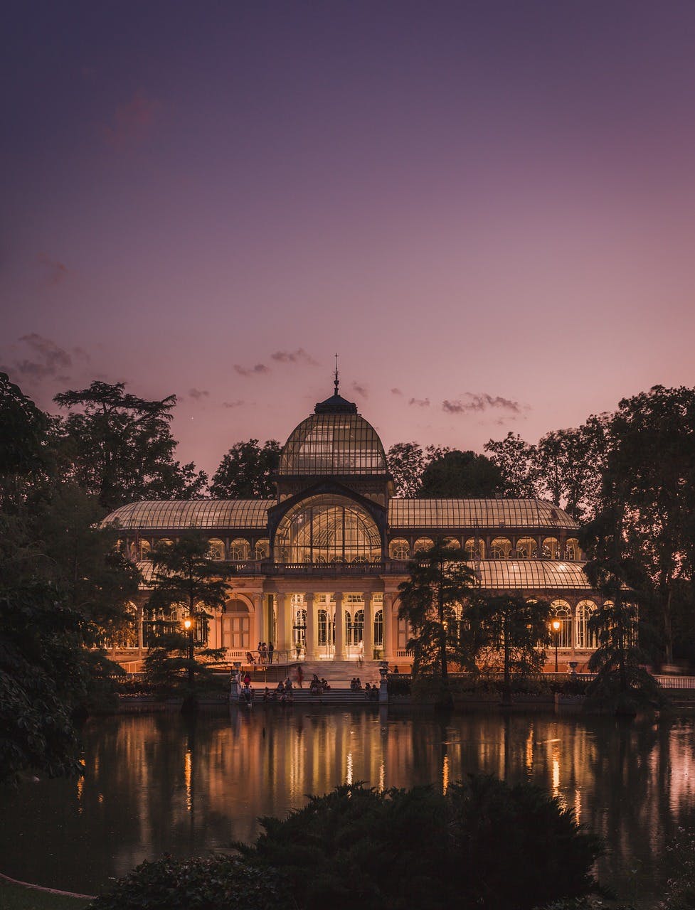 Vista nocturna del Palacio de Cristal, Madrid.