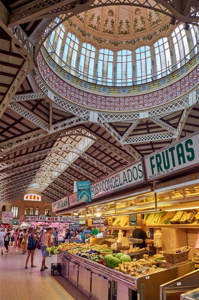 Un marché animé à Valence, rempli d'une abondance de fruits et de légumes frais.