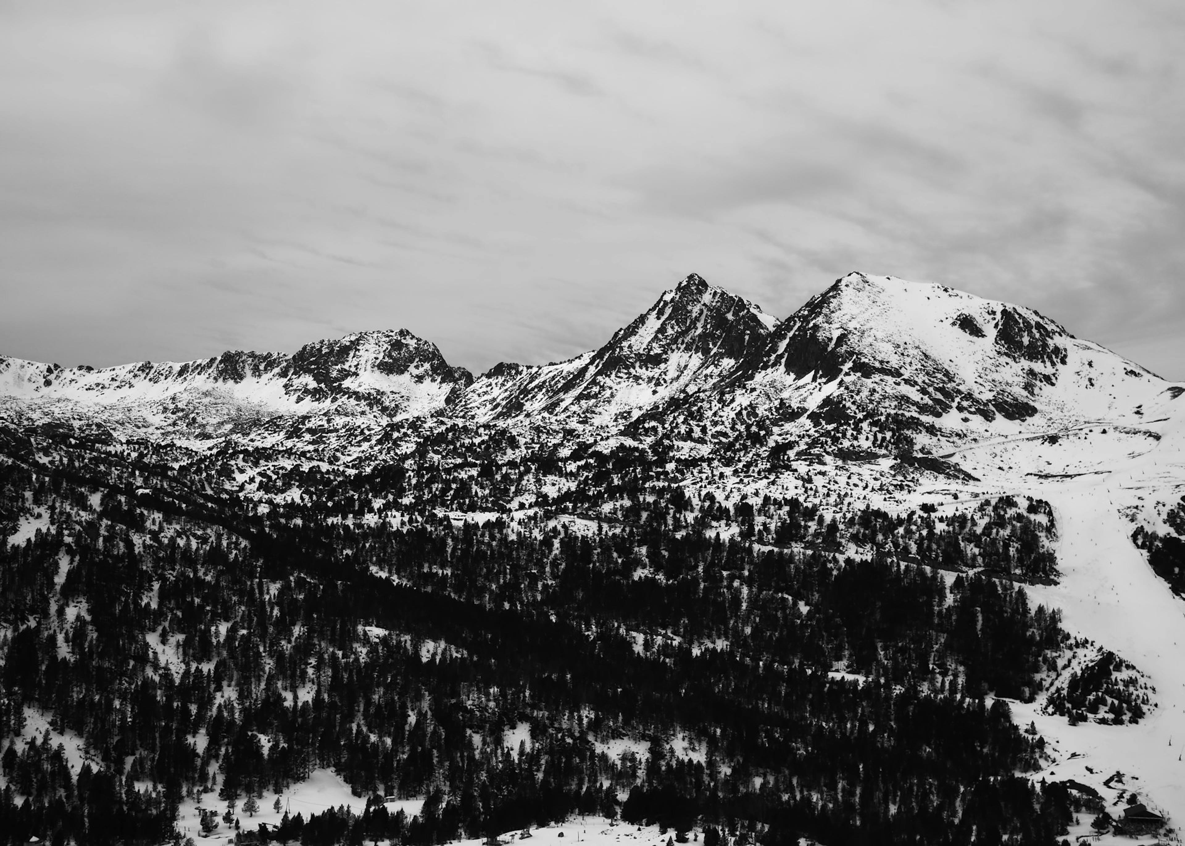 Black and white photo of snowy mountains in Grandvalira.