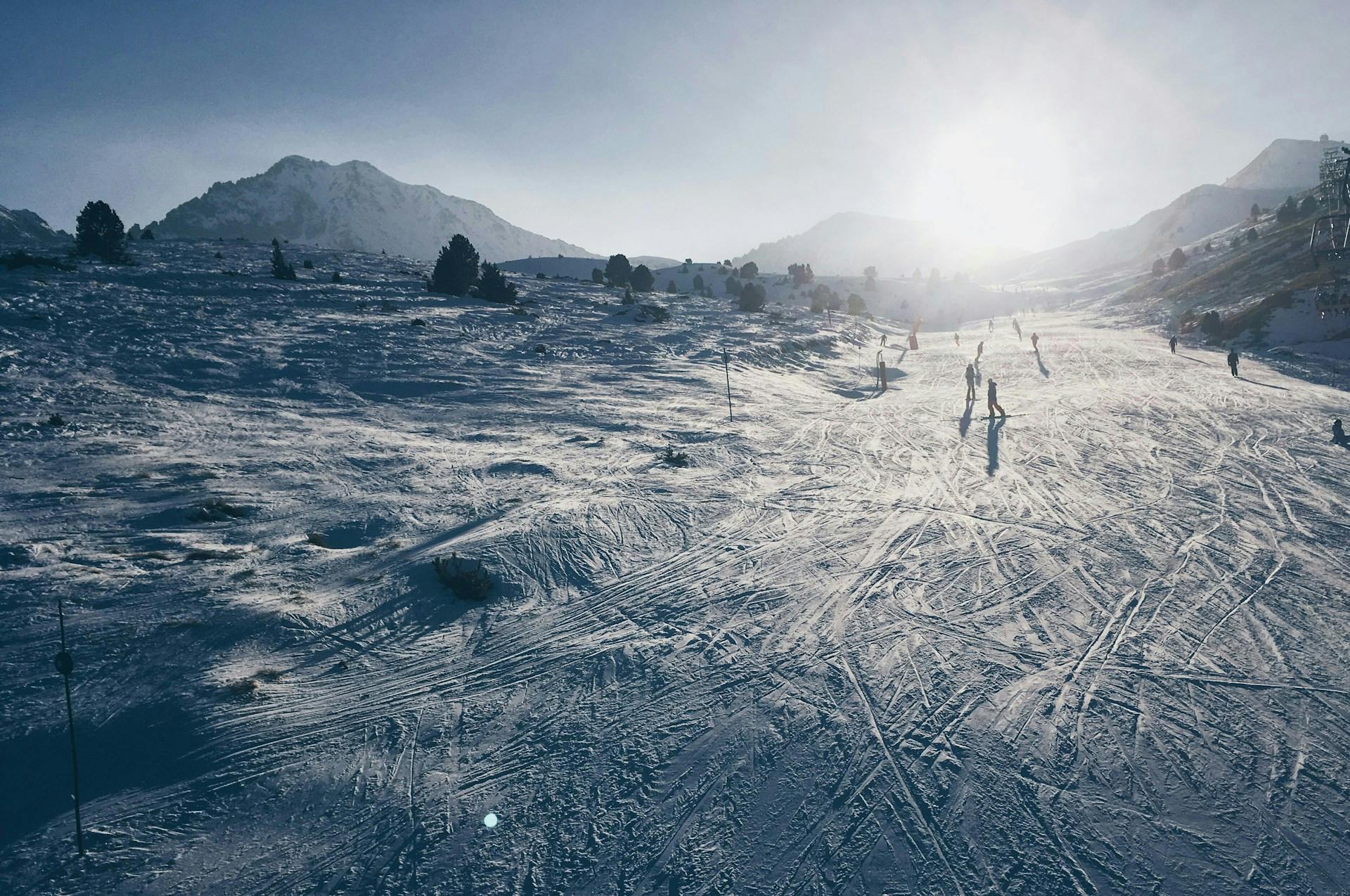 A breathtaking ski slope surrounded by snow-capped mountains at Grandvalira.