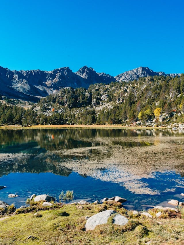 Sereno lago en Canillo, Andorra.