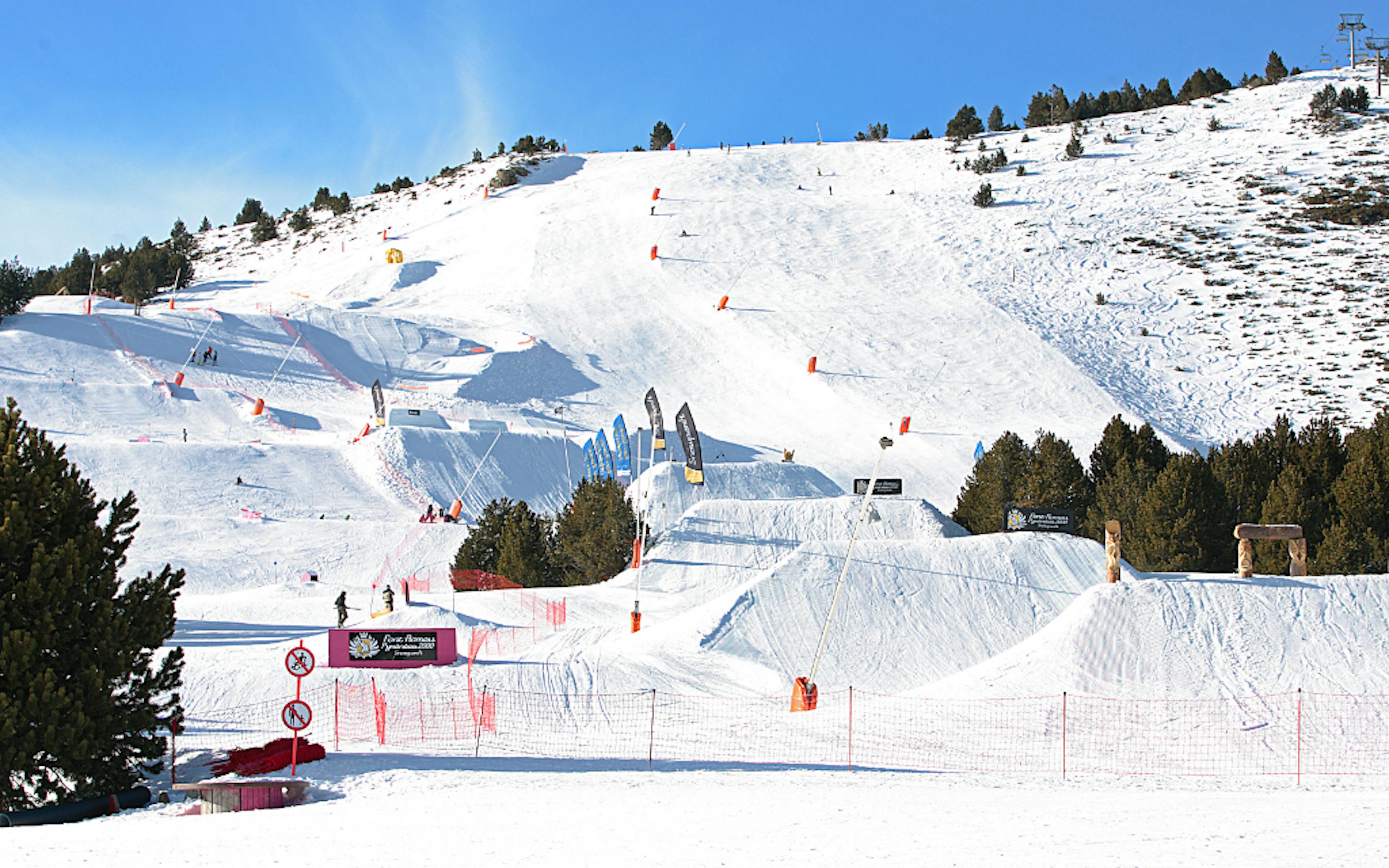 Snowboarder carving down slope in Font Romeu, France.