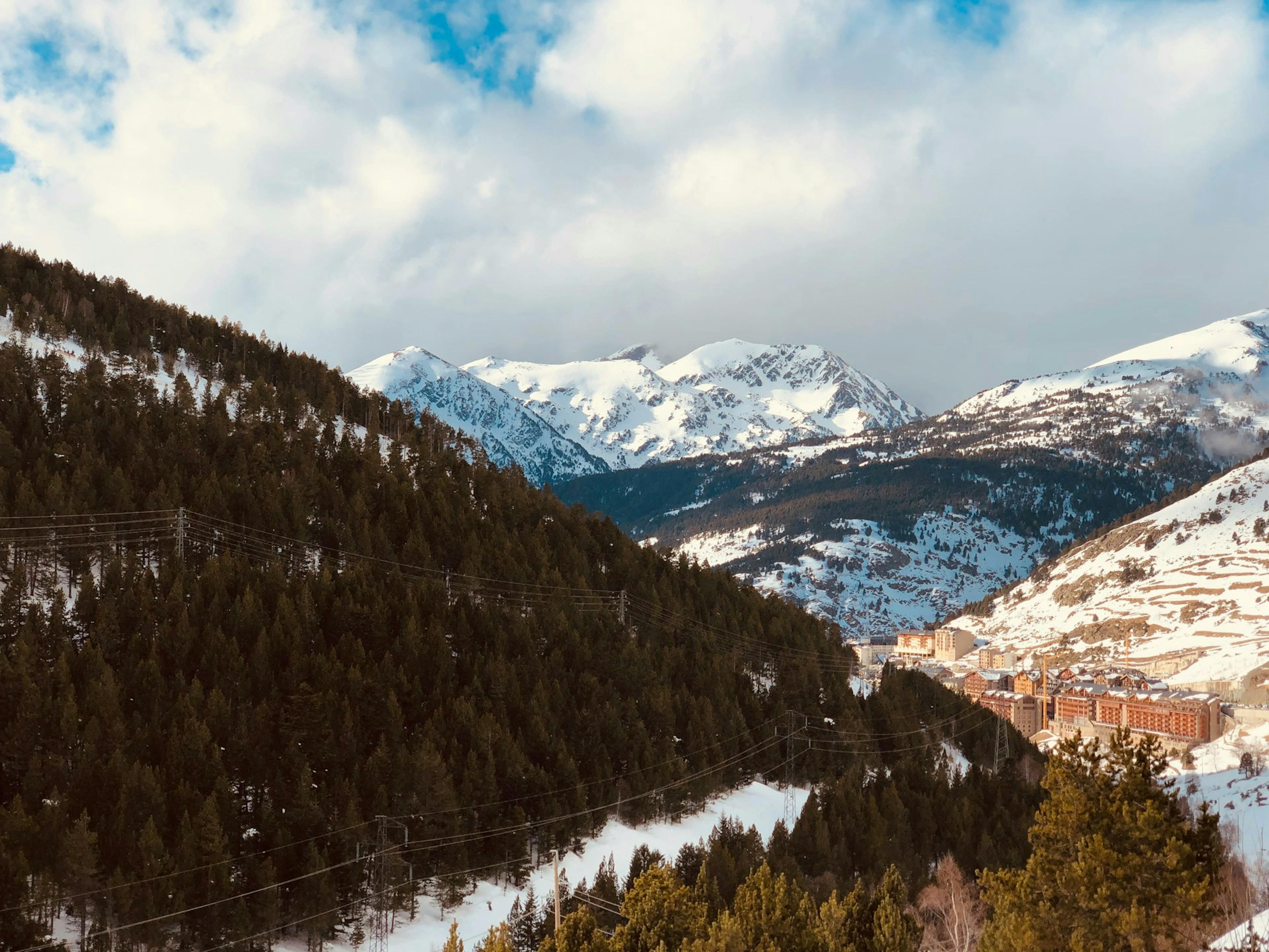 Cordillera nevada con estación de esquí al fondo en Soldeu, Andorra.