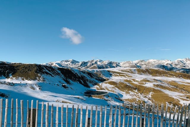 Hermoso paisaje de montaña visto desde una valla en Soldeu, Andorra.