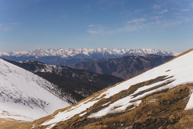 Montagne enneigée à Arinsal, Andorre, avec d'autres montagnes enneigées en arrière-plan.