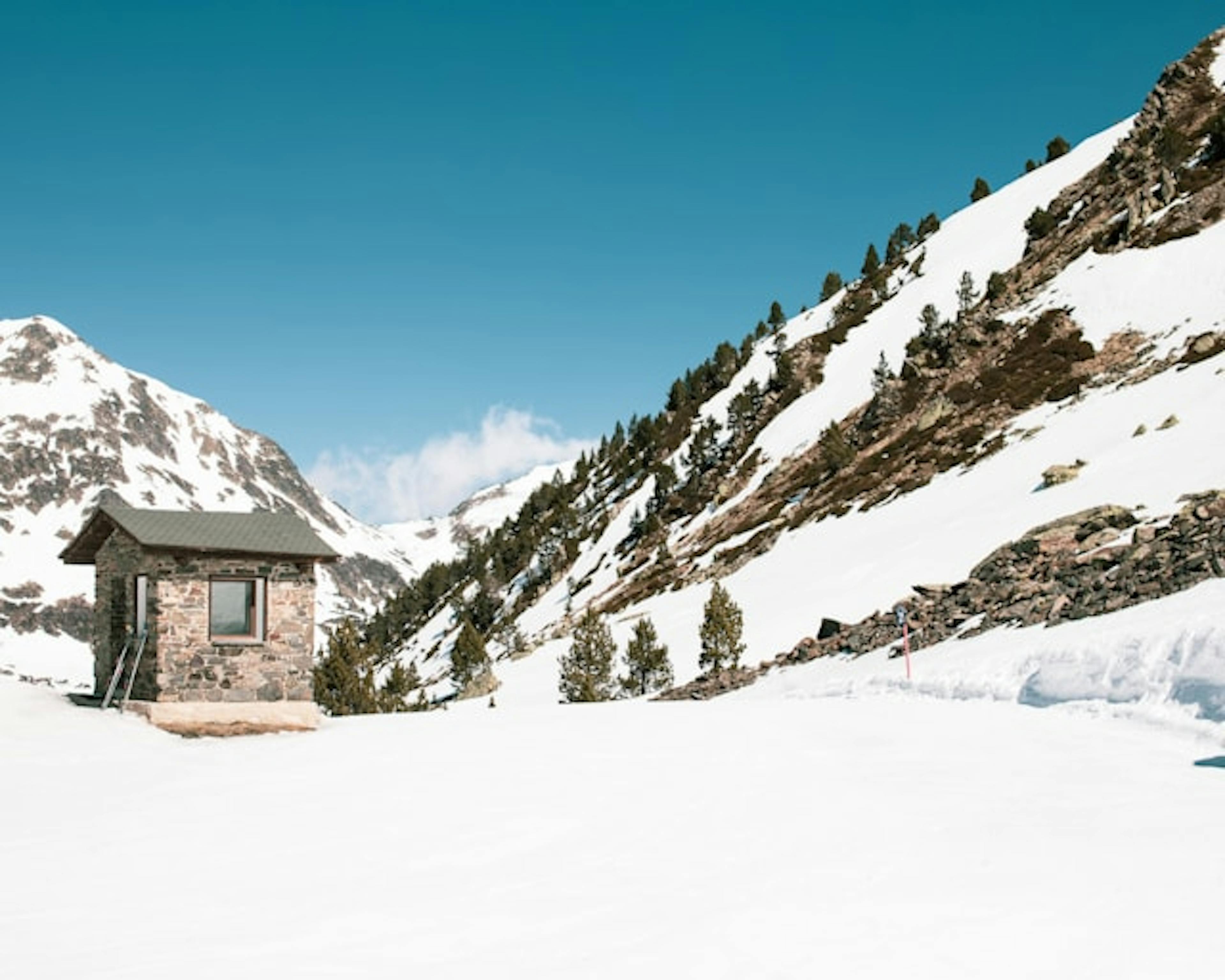 Una pequeña cabaña en la nieve en Arinsal, Andorra.