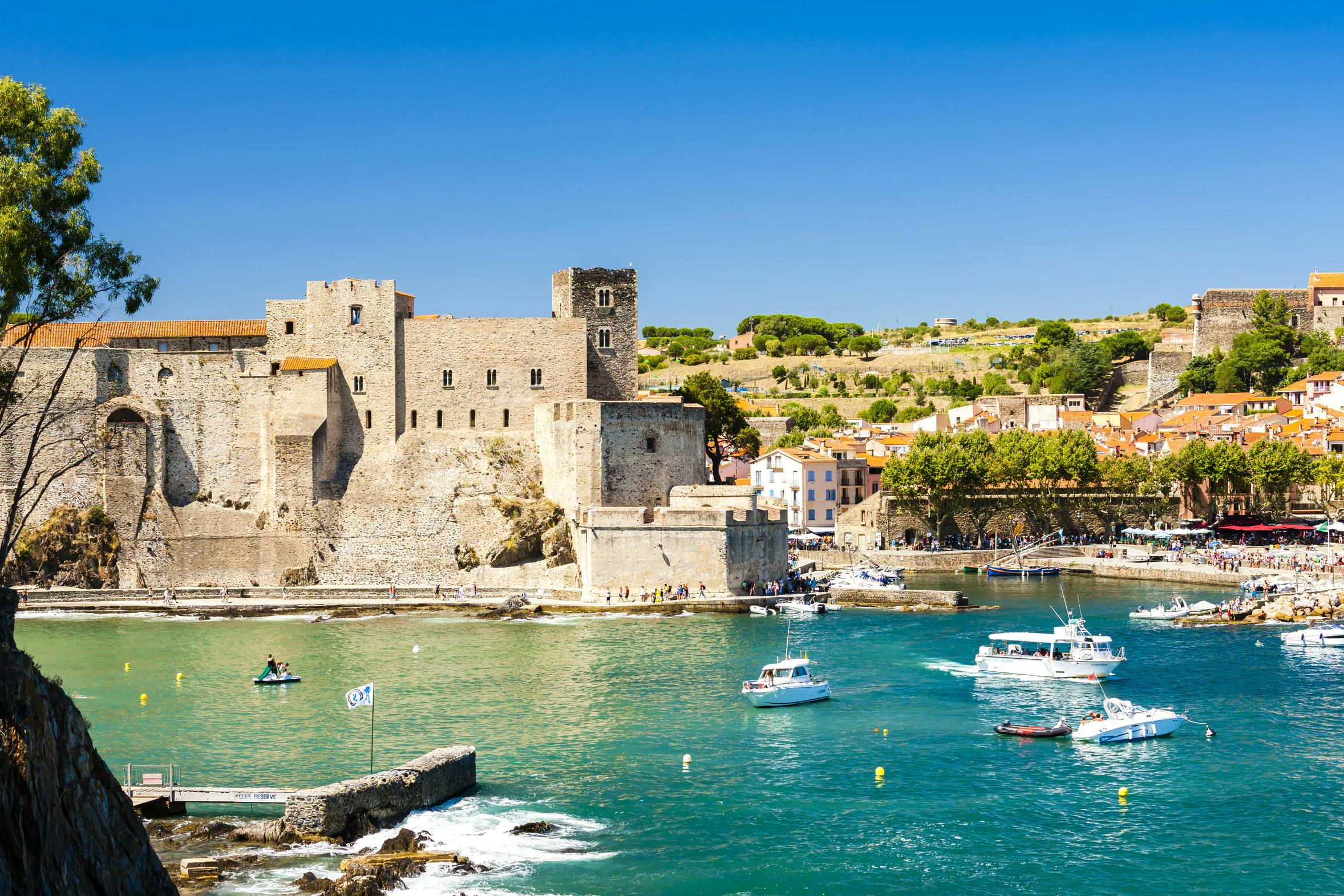 A clear blue sky over Perpignan, showcasing its serene beauty and inviting atmosphere.