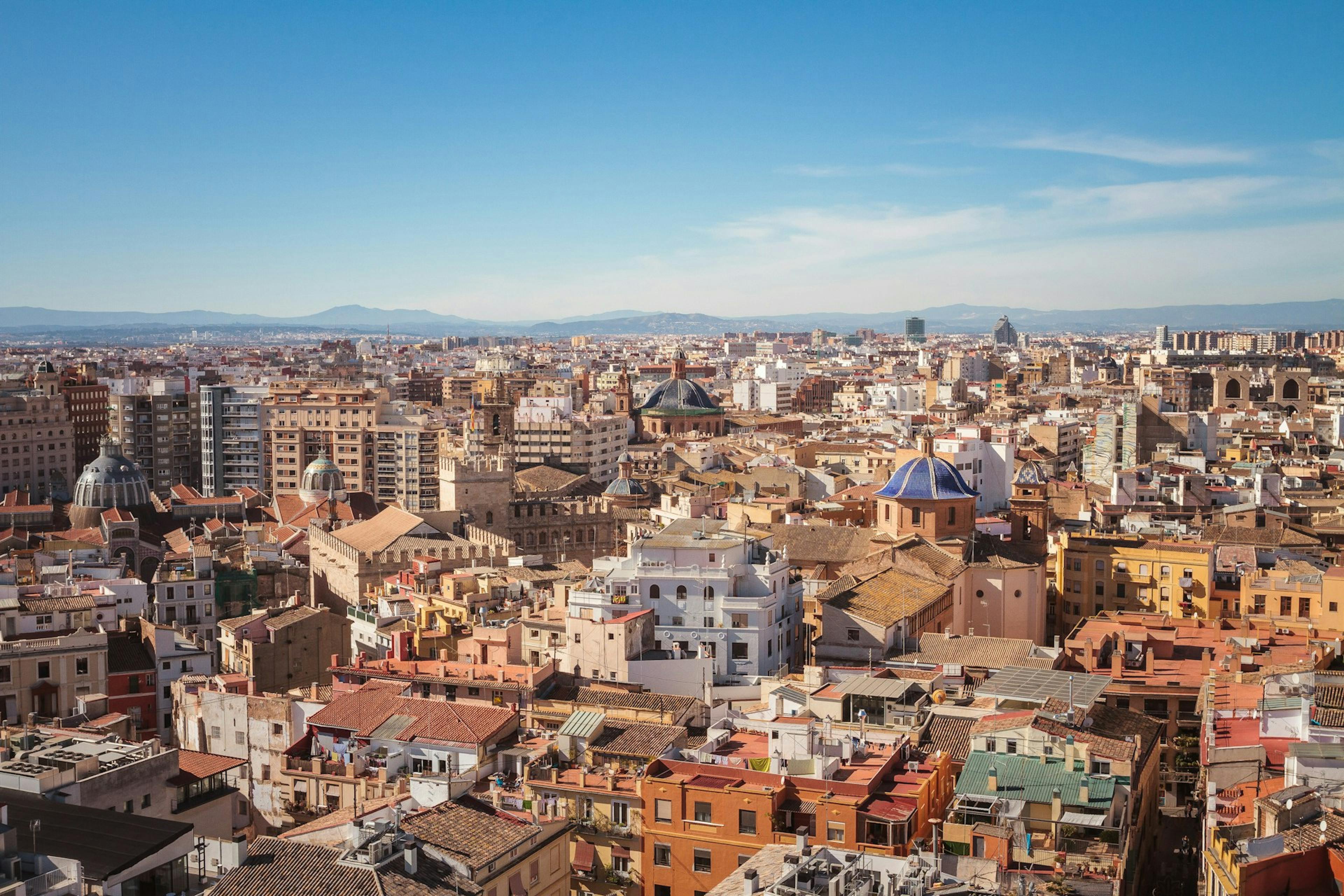 Vista panorámica de Valencia, España, con arquitectura histórica y calles bulliciosas.