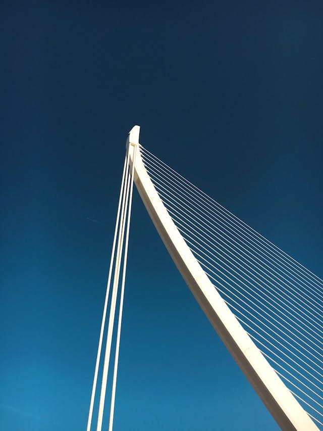 Pont de câble blanc sous un ciel bleu à Valence, Espagne.