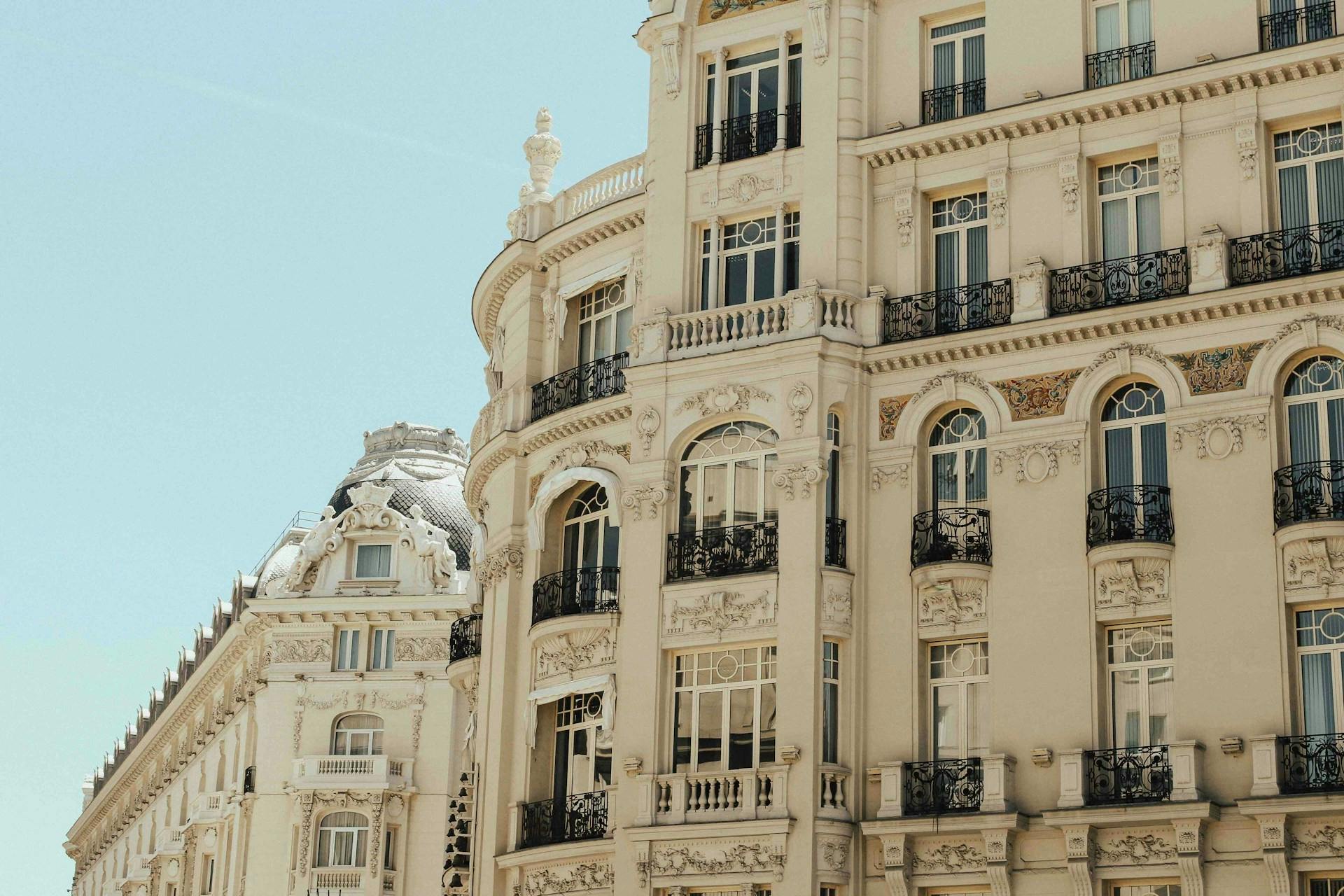 Un bâtiment avec de nombreuses fenêtres et balcons à Madrid.