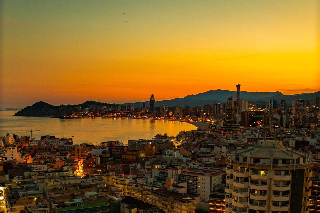 Un magnifique paysage urbain de Benidorm avec un magnifique coucher de soleil sur l'océan.