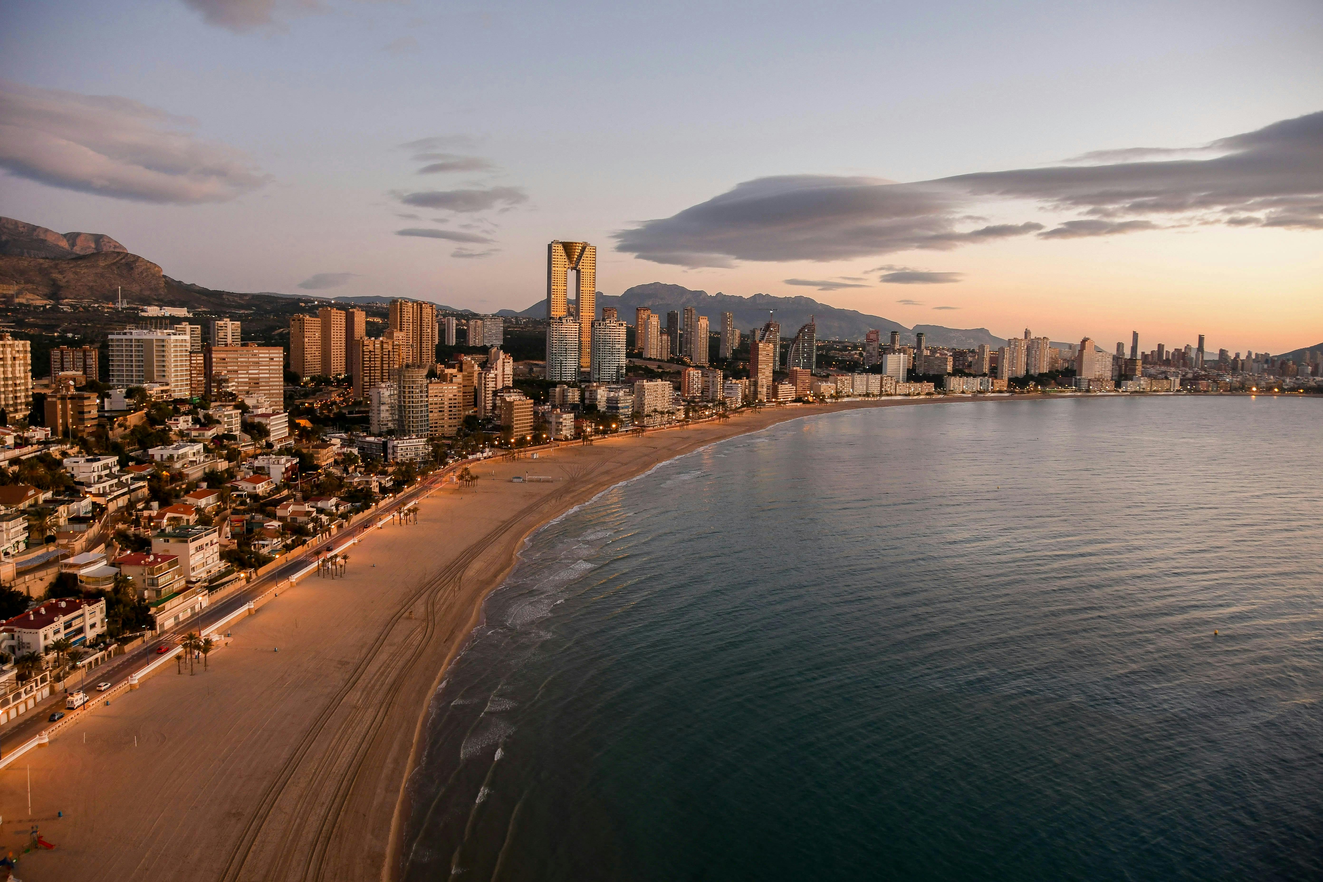 Toits de la ville et plage au coucher du soleil à Benidorm.