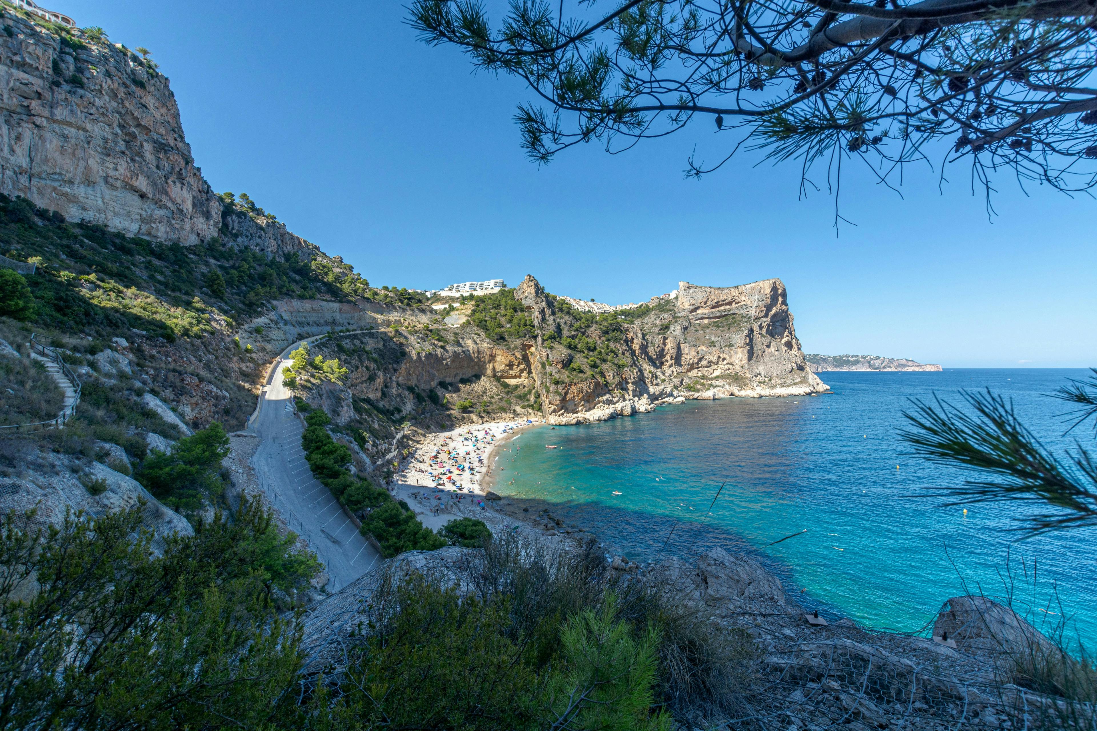 Vista panorámica desde lo alto del acantilado con vistas al océano en Jávea.