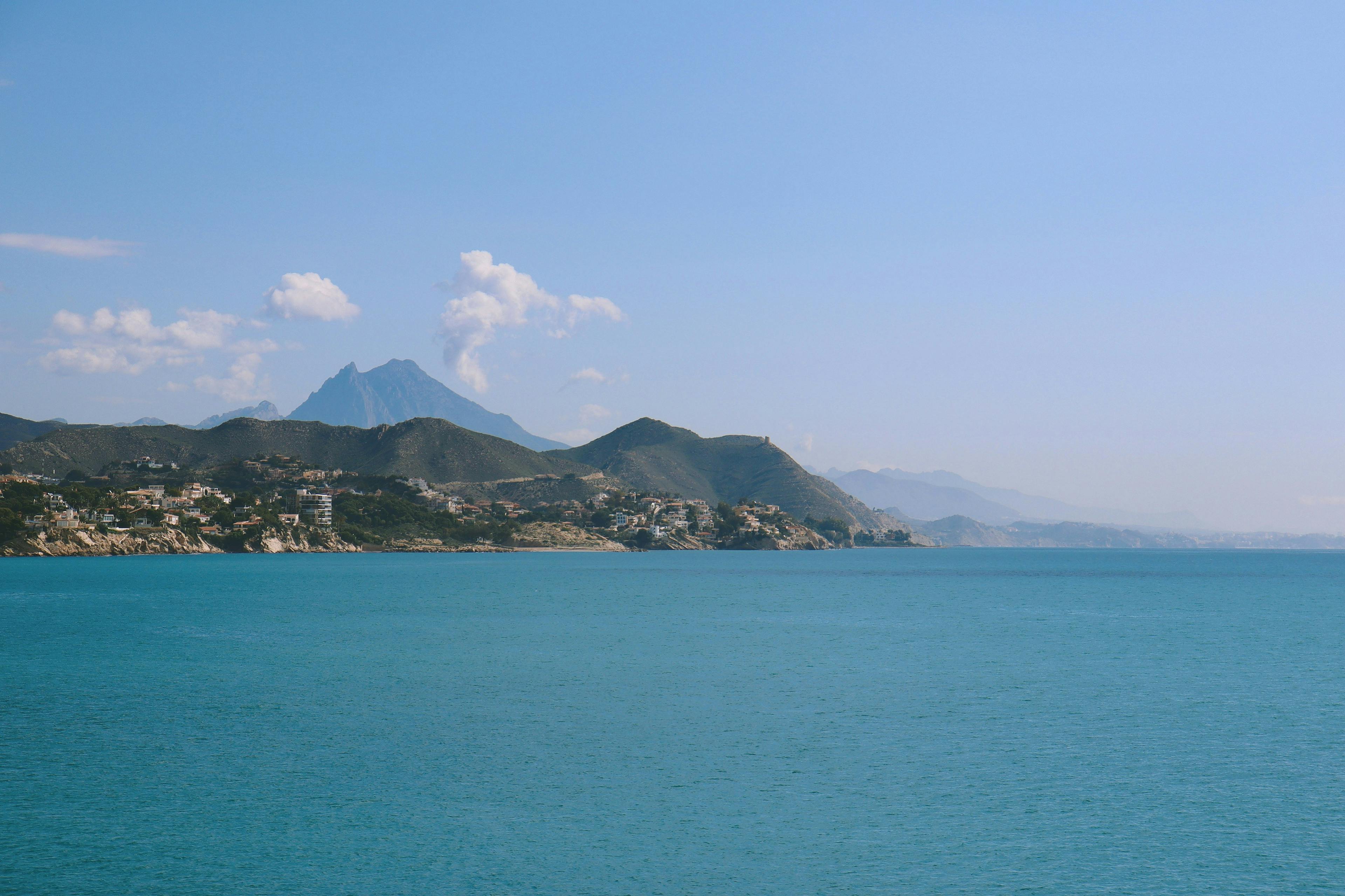 Paisaje tranquilo de aguas en Alicante.