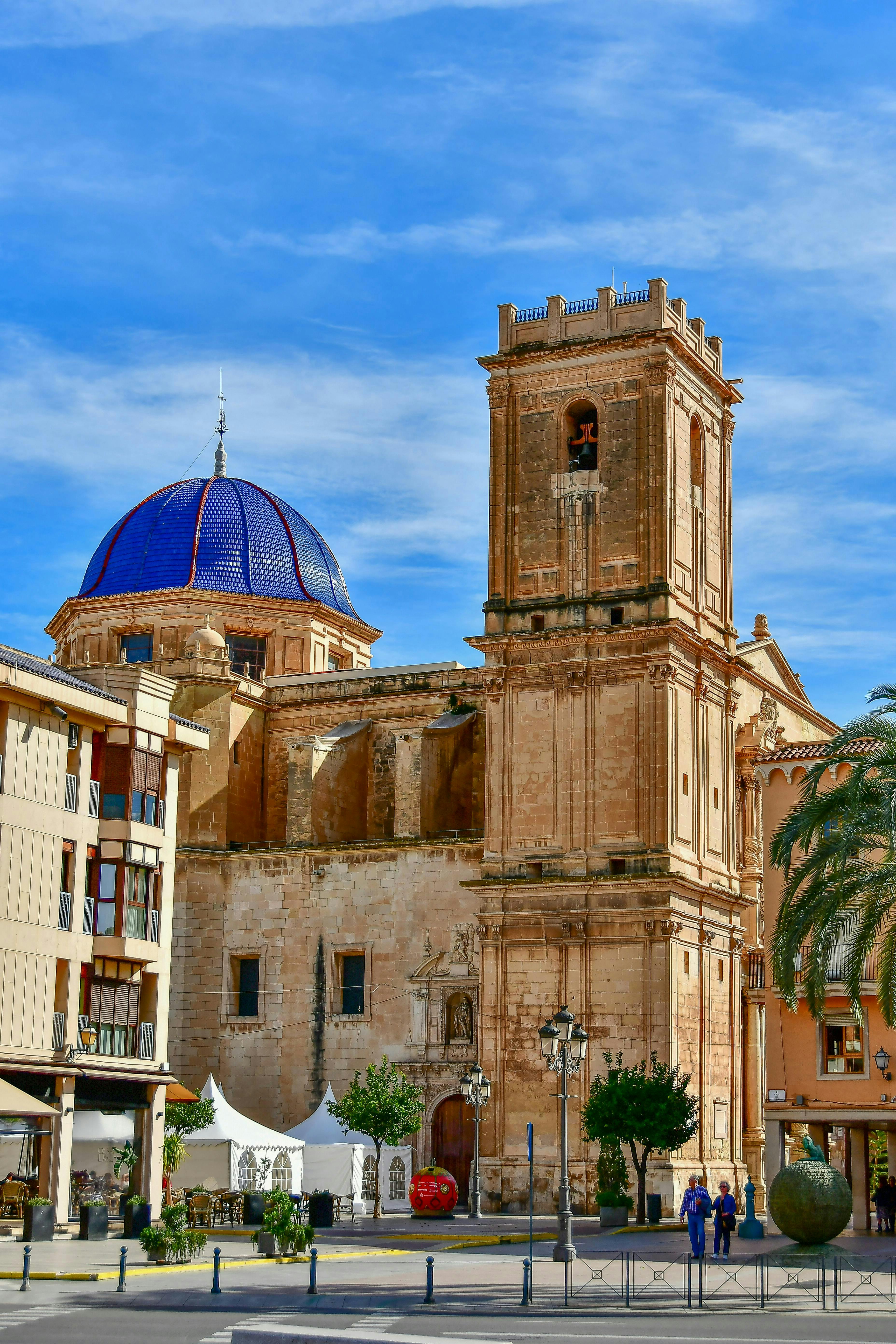 L'emblématique bâtiment d'Alicante avec un dôme bleu se dresse majestueusement, montrant sa beauté architecturale.