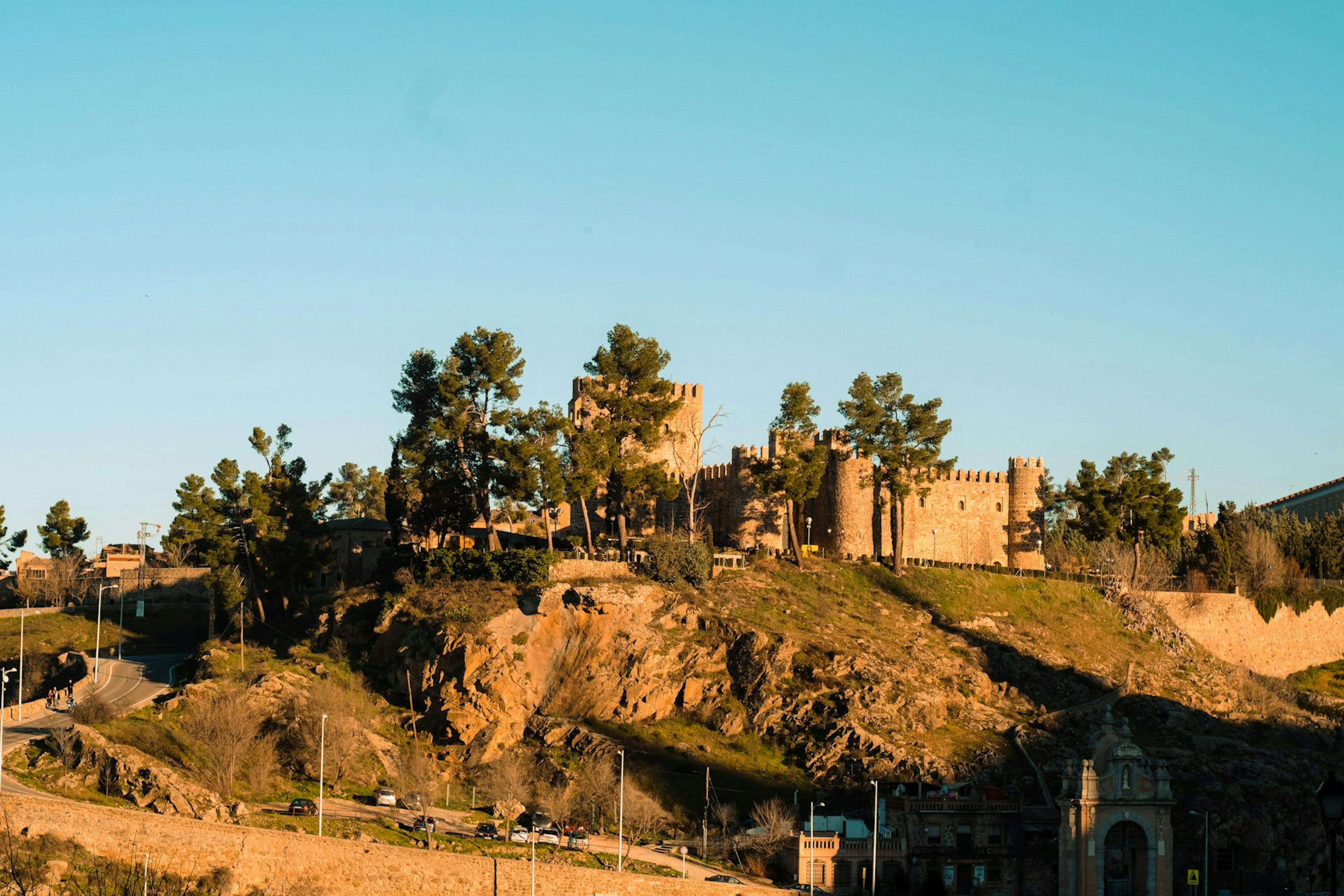 Vista aérea del castillo de Toledo sobre una colina.