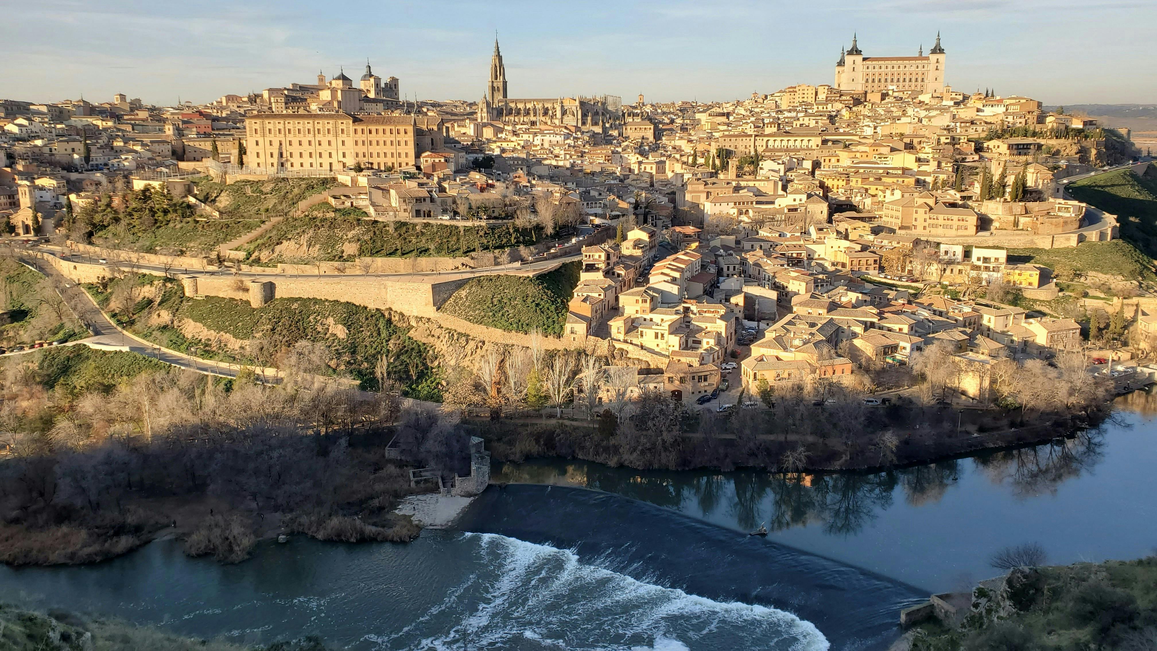 Vista aérea de Toledo, España, que muestra su arquitectura histórica y sus sinuosas calles.