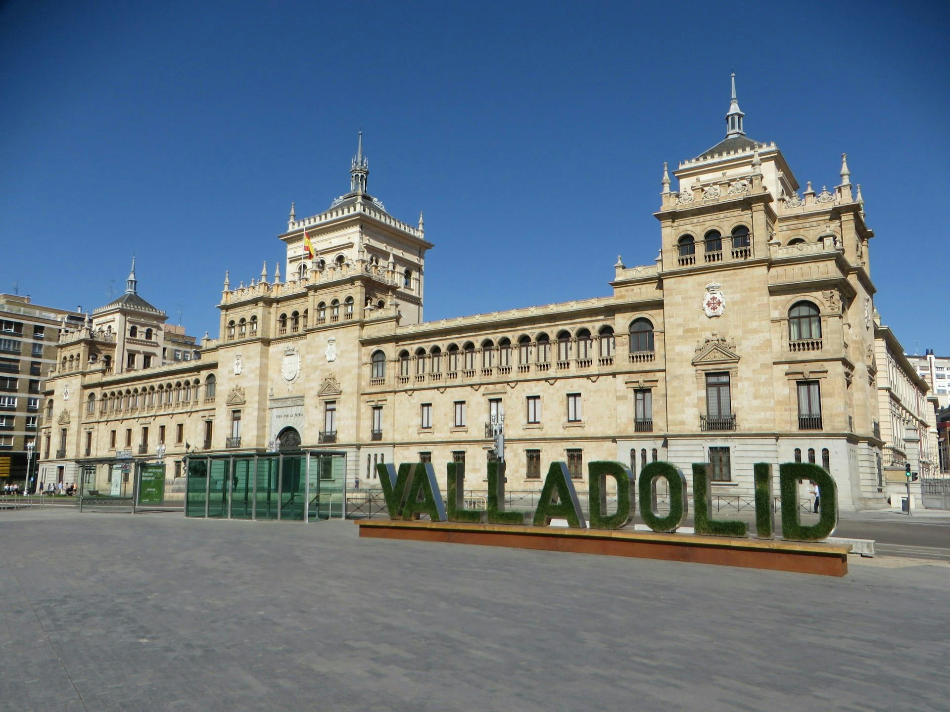 Un grand bâtiment avec de nombreuses fenêtres à Valladolid, en Espagne.