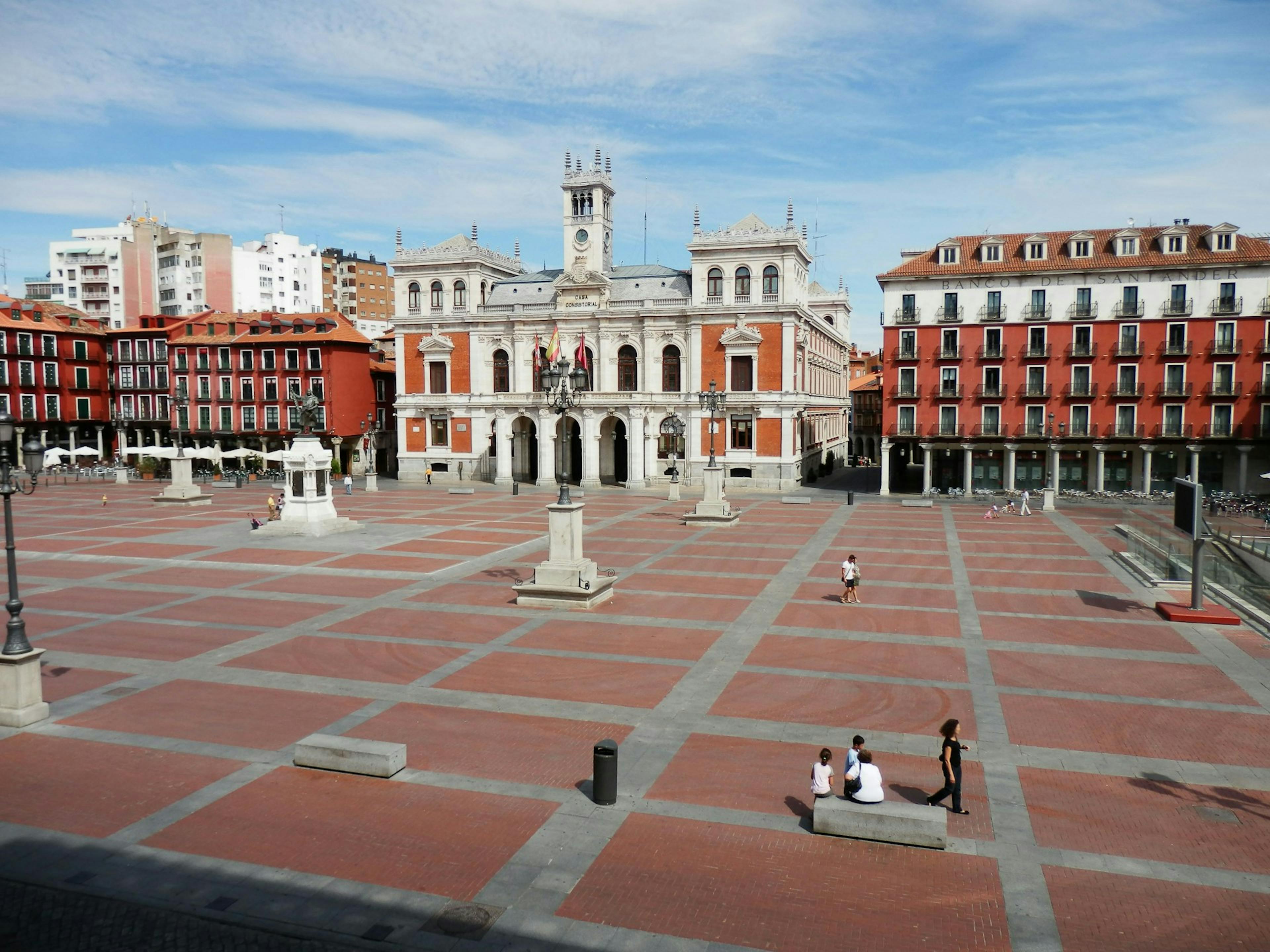 Una amplia plaza con asientos en Valladolid, España.