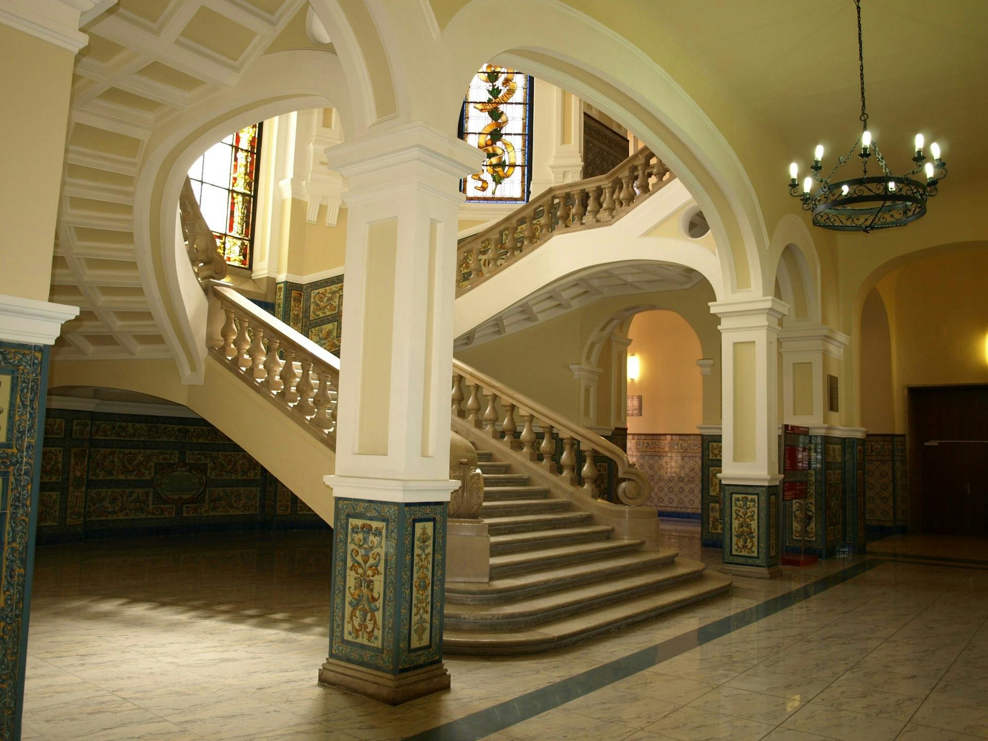 Una majestuosa escalera en Valladolid, España.