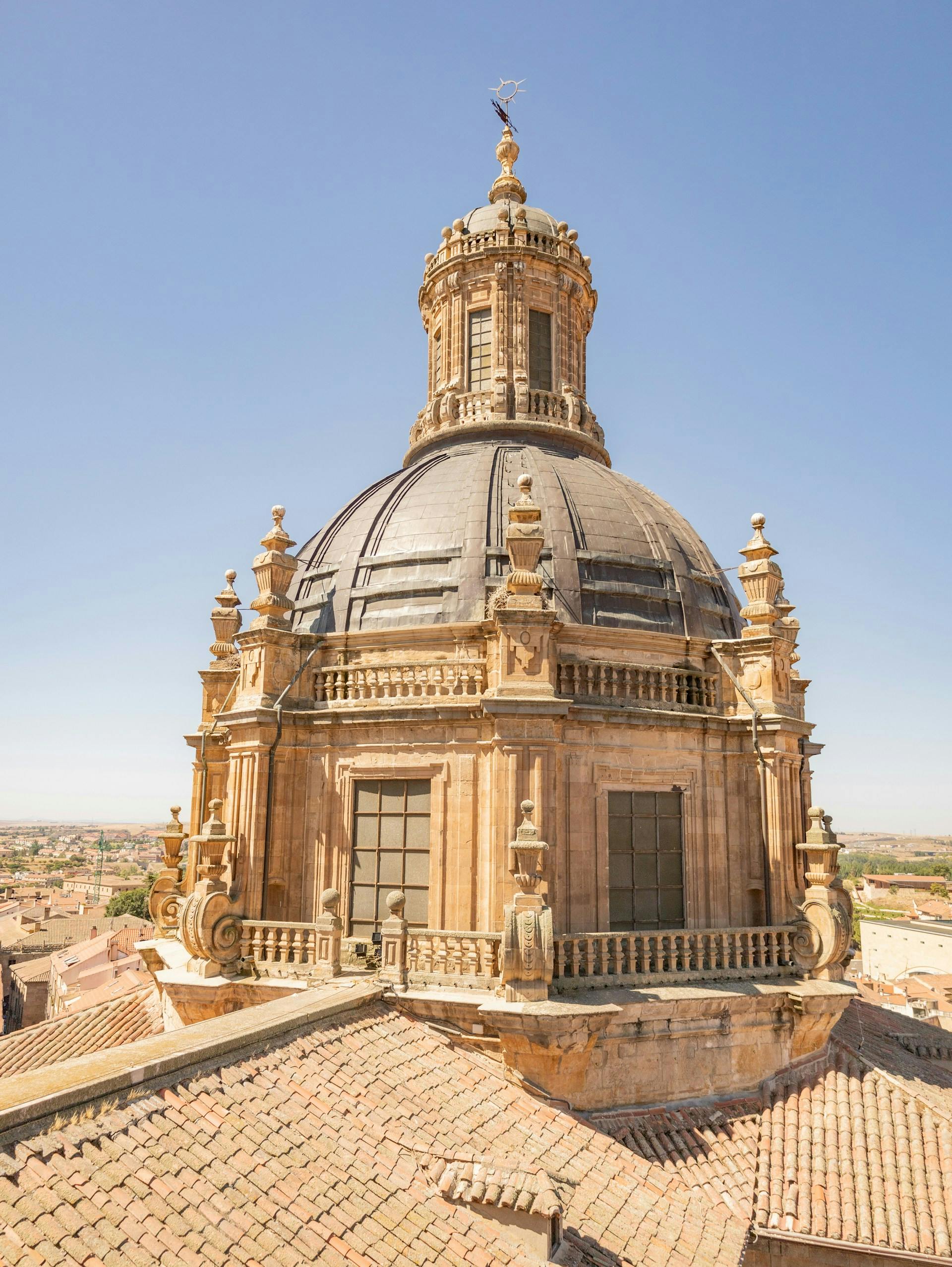 Edificio histórico con cúpula en Salamanca, España.