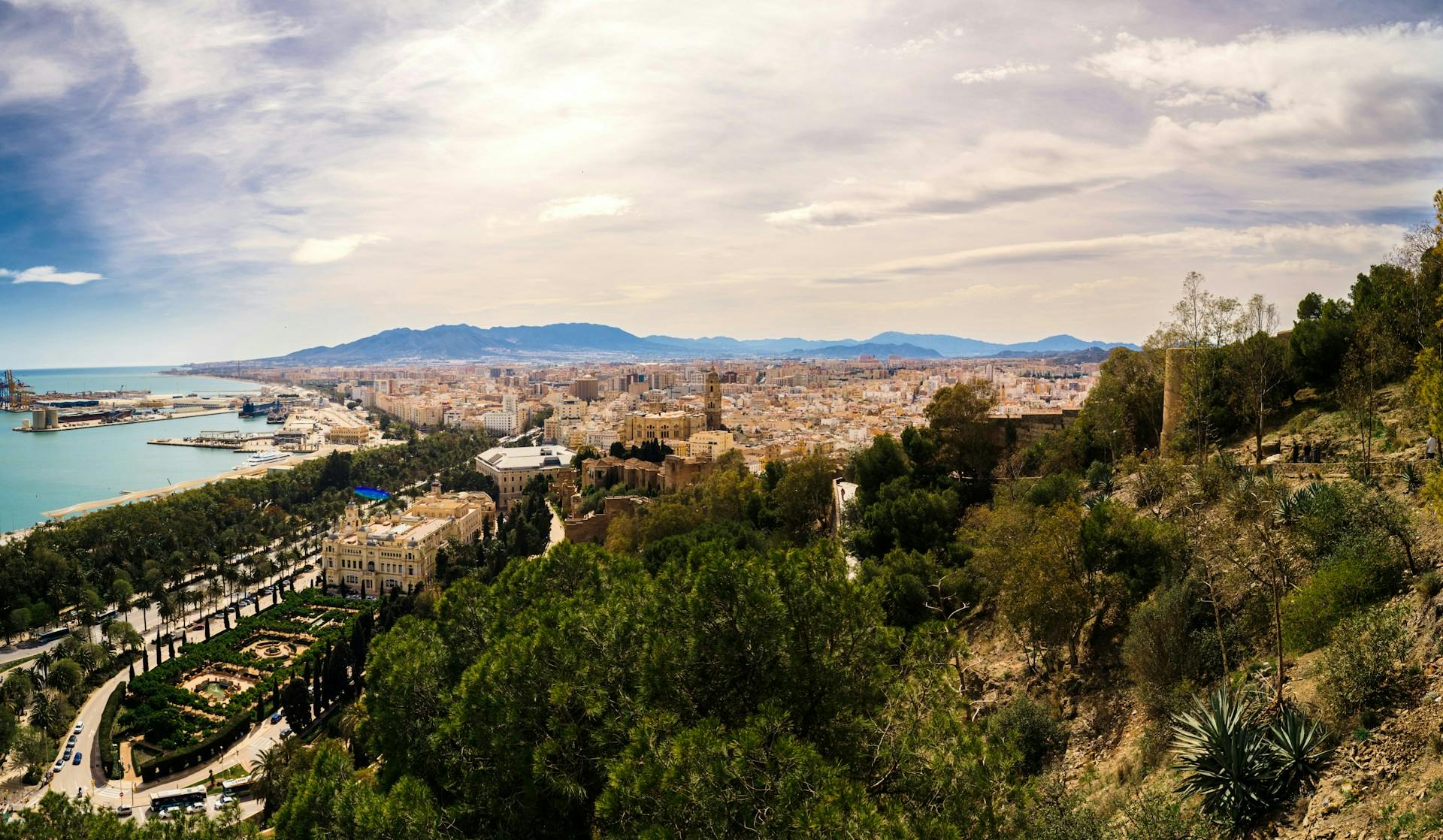 Panoramic view of Valencia, Spain, showcasing the cityscape from a hilltop perspective, with distant mountains visible.