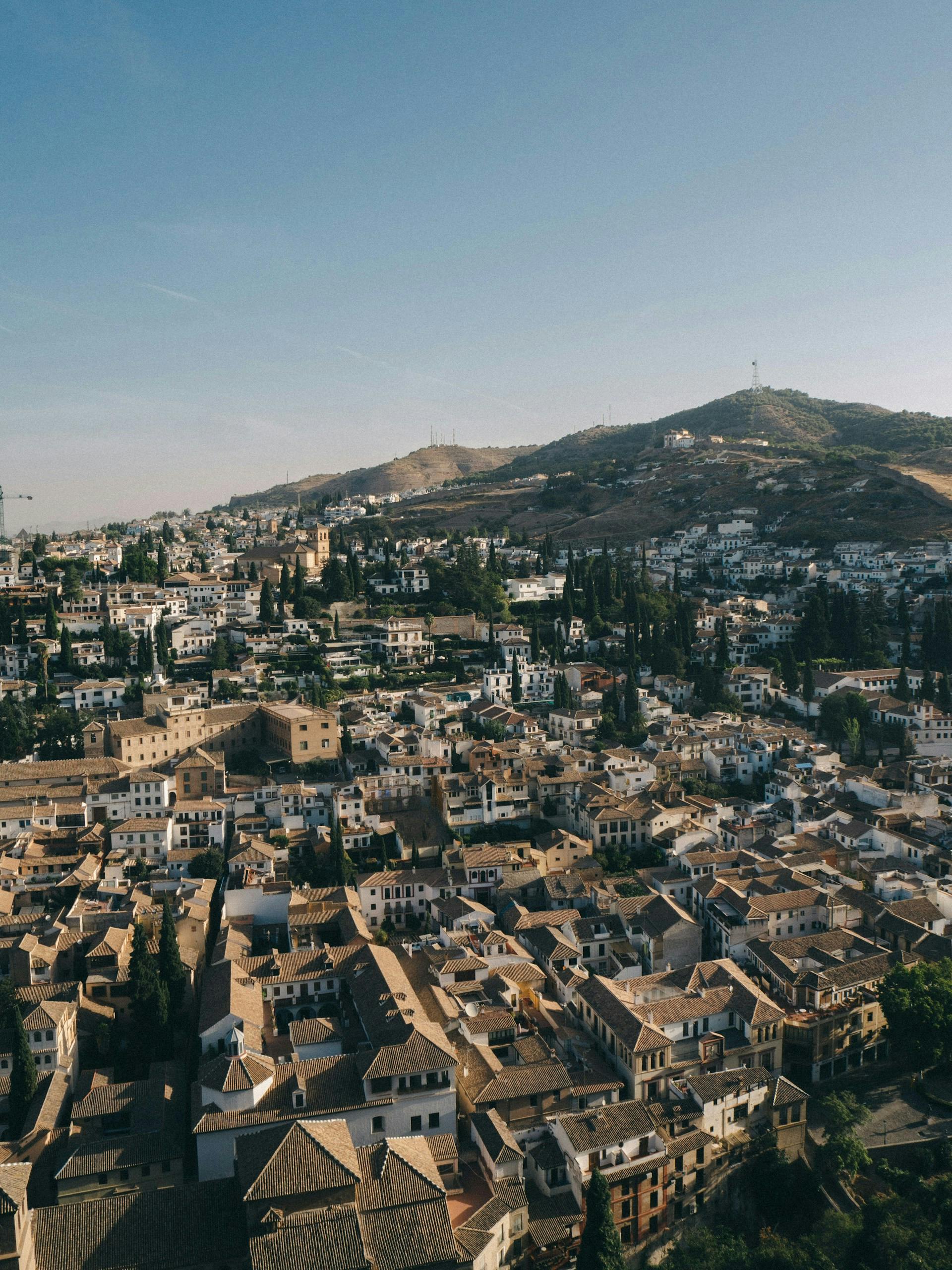 Une vue panoramique de Grenade, en Espagne, montrant son architecture historique et le magnifique décor des montagnes de la Sierra Nevada.