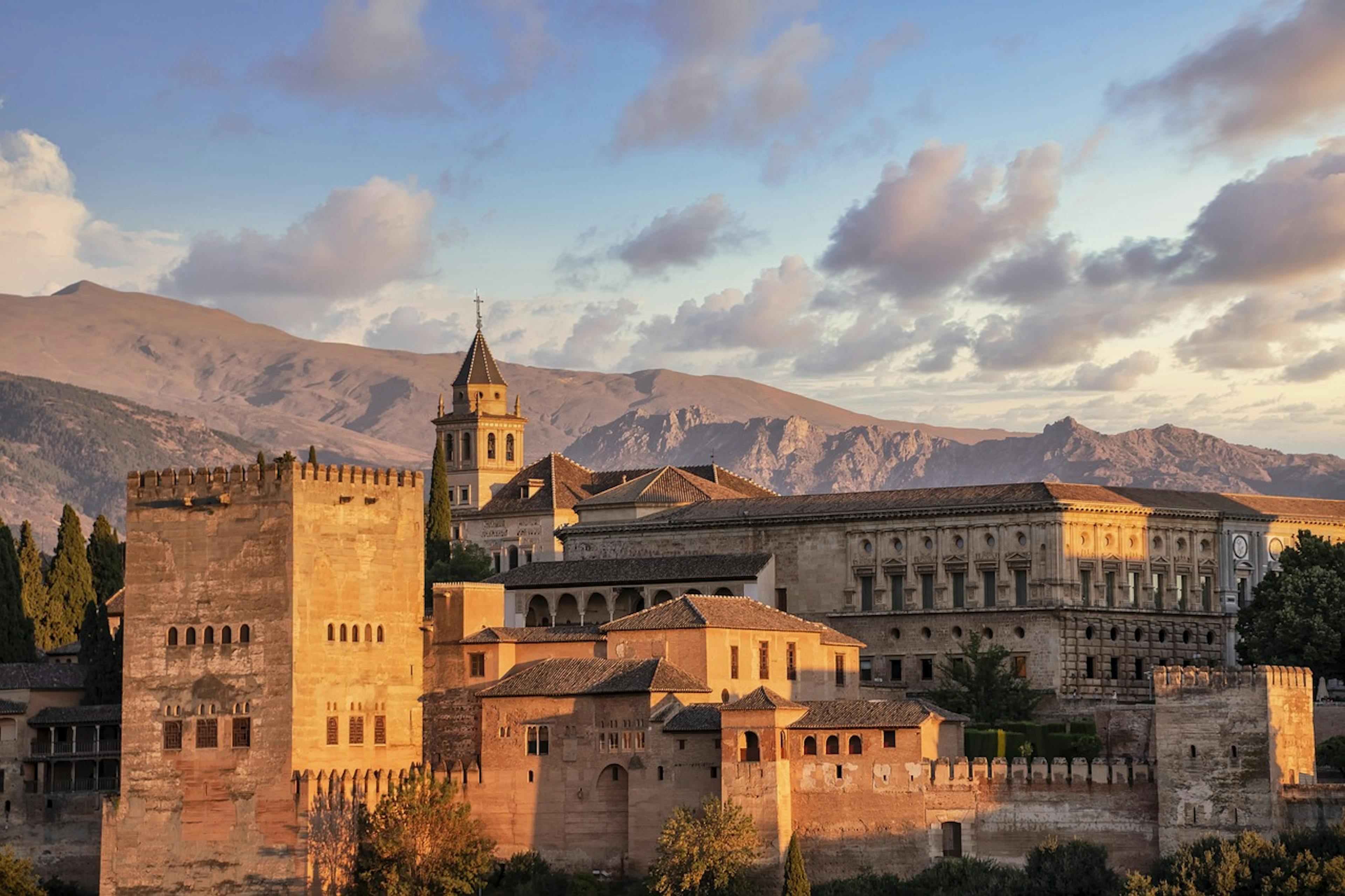 Una vista panorámica de Granada, España, que muestra su arquitectura histórica.