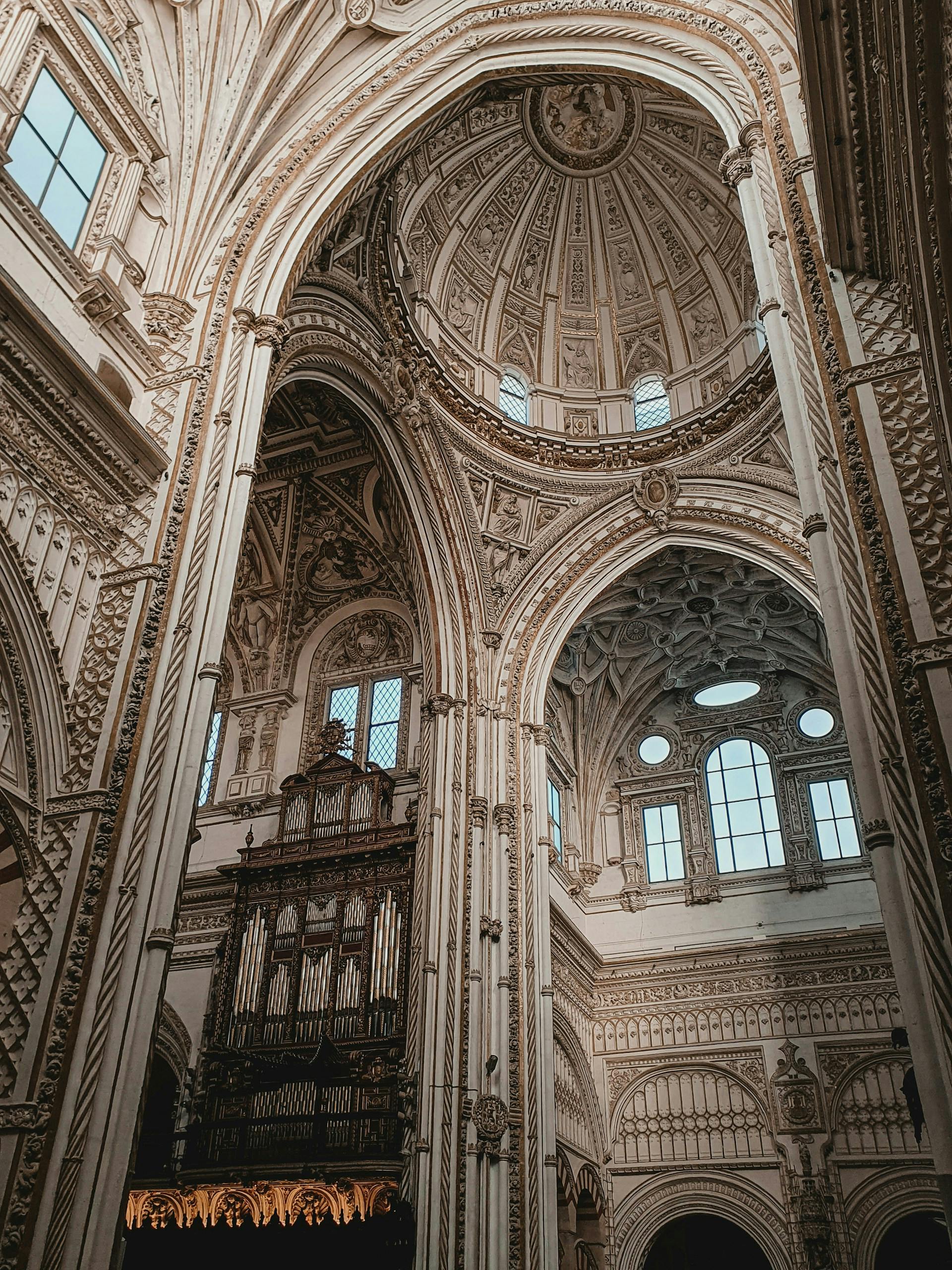 Catedral de Córdoba, España, destacando su belleza arquitectónica.