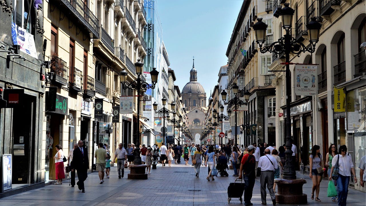 A bustling Zaragoza street filled with pedestrians