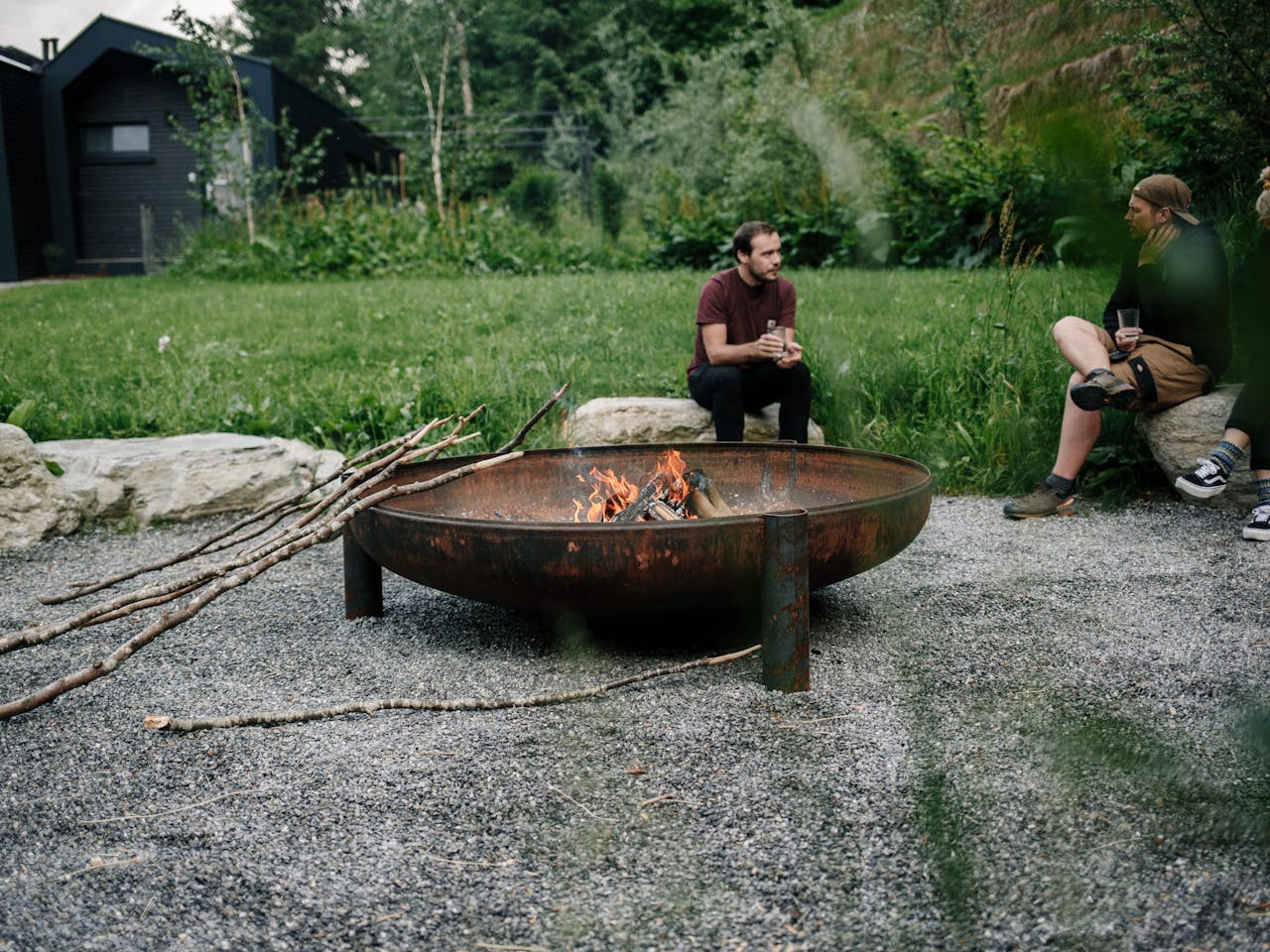 sommerurlaub montafon cabingarten stockbrot lagerfeuer feuerstelle