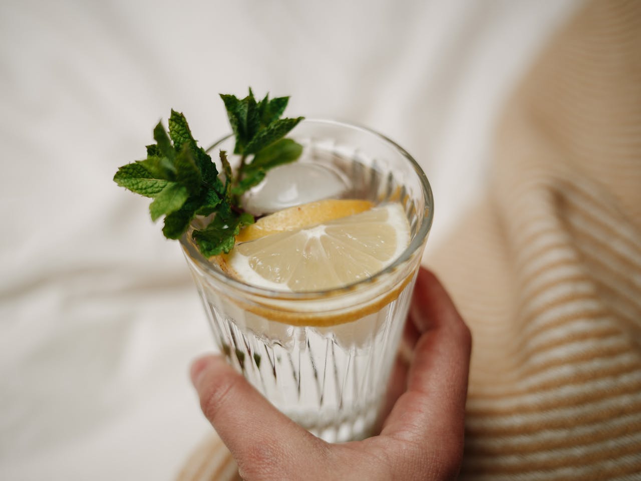 sommerurlaub montafon vorarlberg drink gin