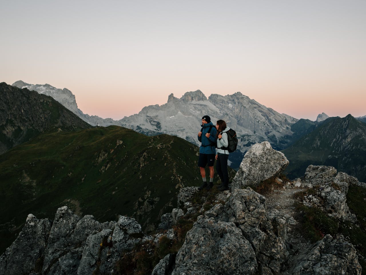 Gemeinsam die Berge, Wiesen und Wälder im Montafon bei einer Wanderung aufräumen