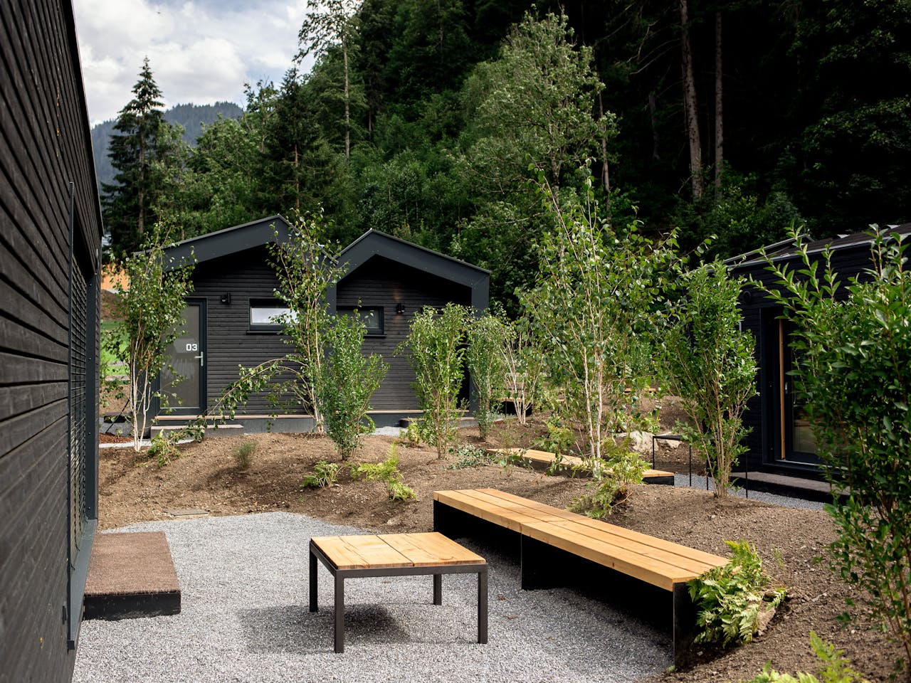ferienhaus montafon nachhaltig terrasse sommer
