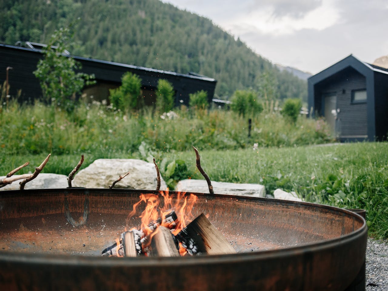 sommerurlaub montafon cabingarten stockbrot lagerfeuer feuerstelle