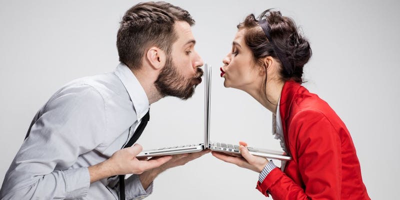 Saint-Valentin : est-il permis de vivre une relation amoureuse entre collègues ?