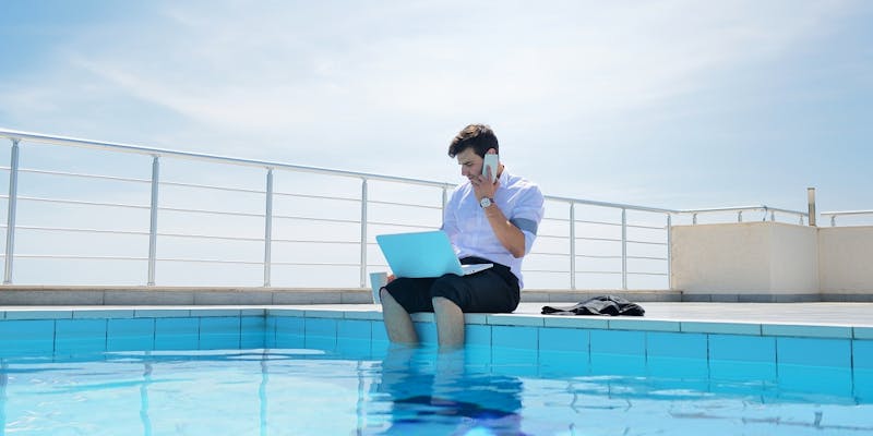 Cet été, 77 % des cadres français sont restés accros à leurs mails pros