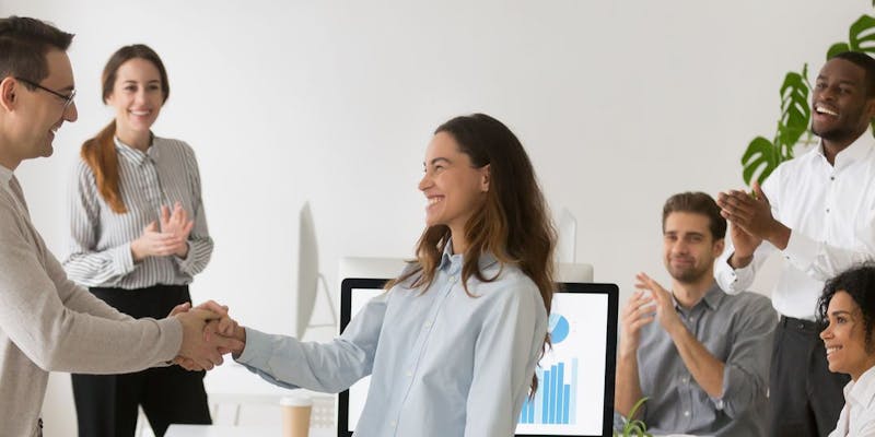Complimenter quelqu'un pour son travail a un impact magique