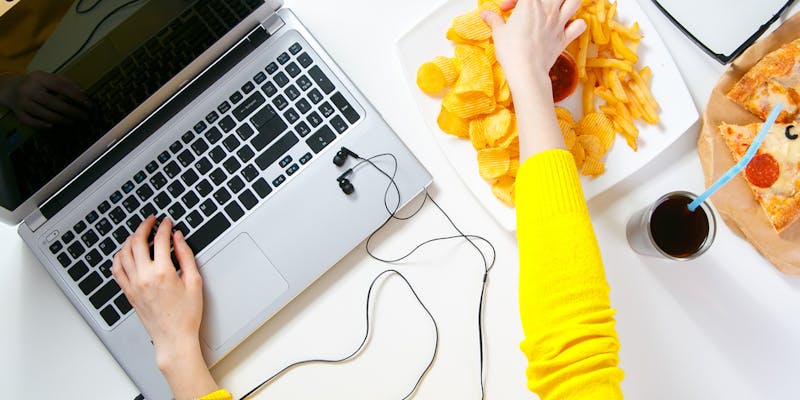 Manger au travail : 3 habitudes à perdre pour gagner en efficacité