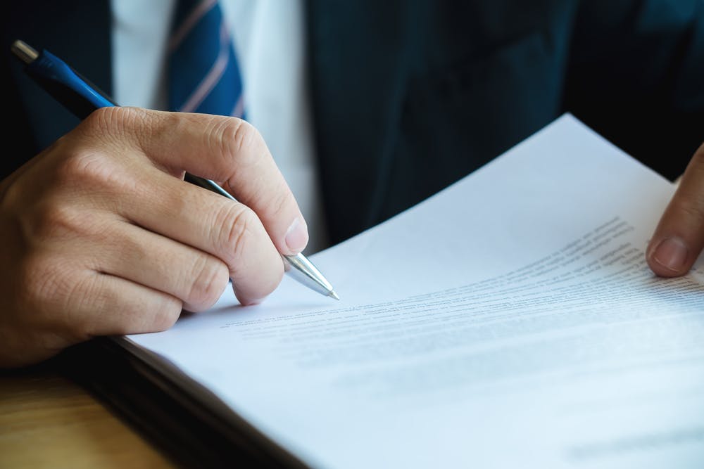 Travailler sans contrat que dit la loi ? Cadremploi