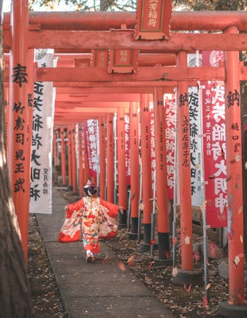 Una mujer japonesa con el kimono tradicional paseando por el templo Fushimi