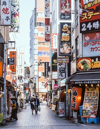 Una mujer japonesa con el kimono tradicional paseando por el templo Fushimi